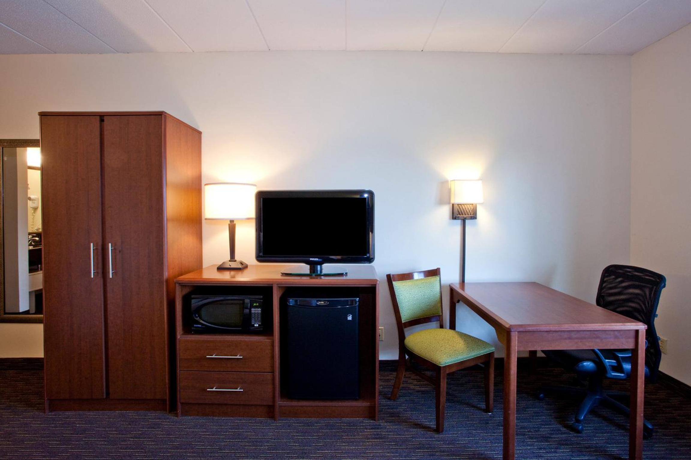 Queen Room with Two Queen Beds - Non-Smoking/Pet Friendly - Photo 3