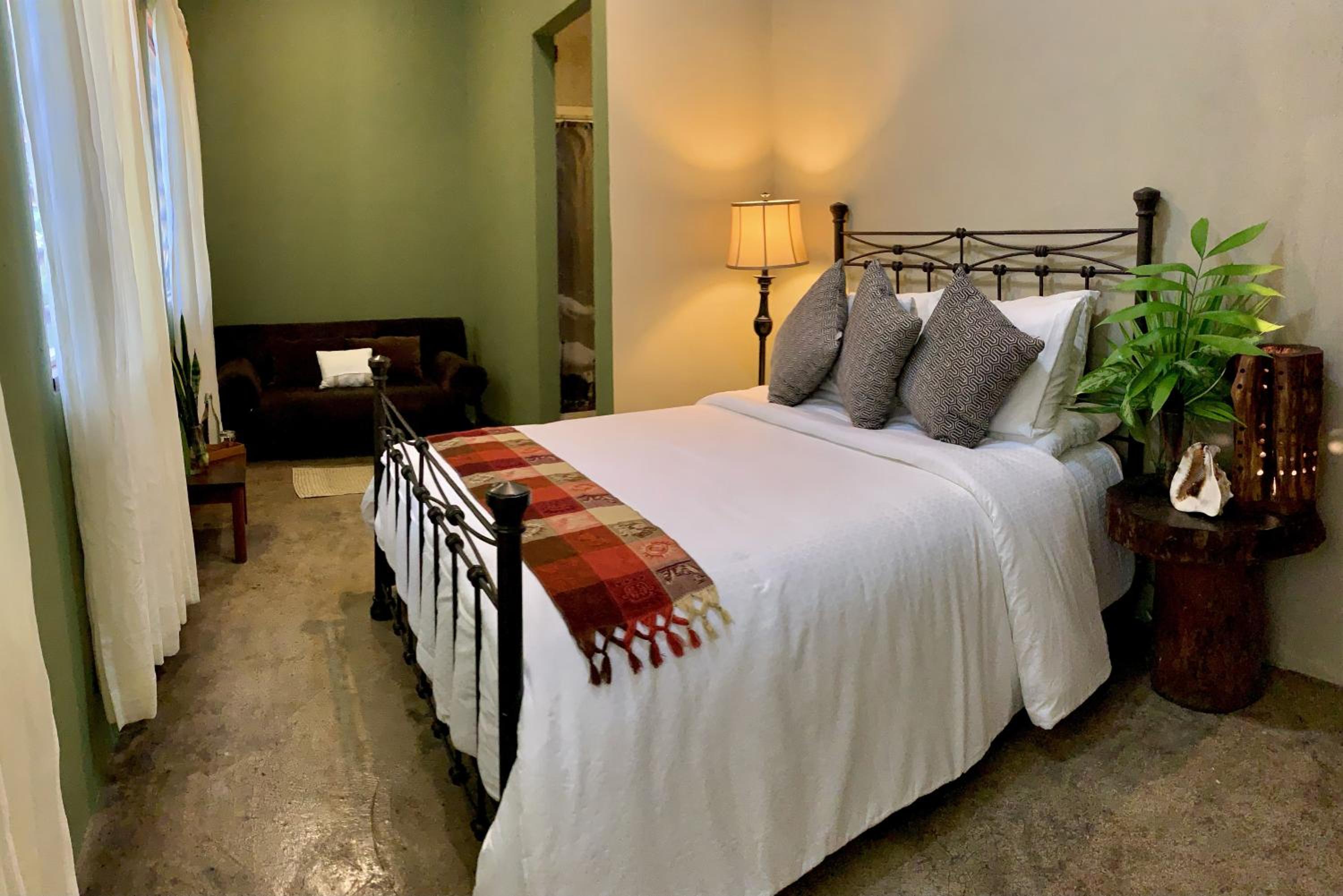 Deluxe Queen Suite