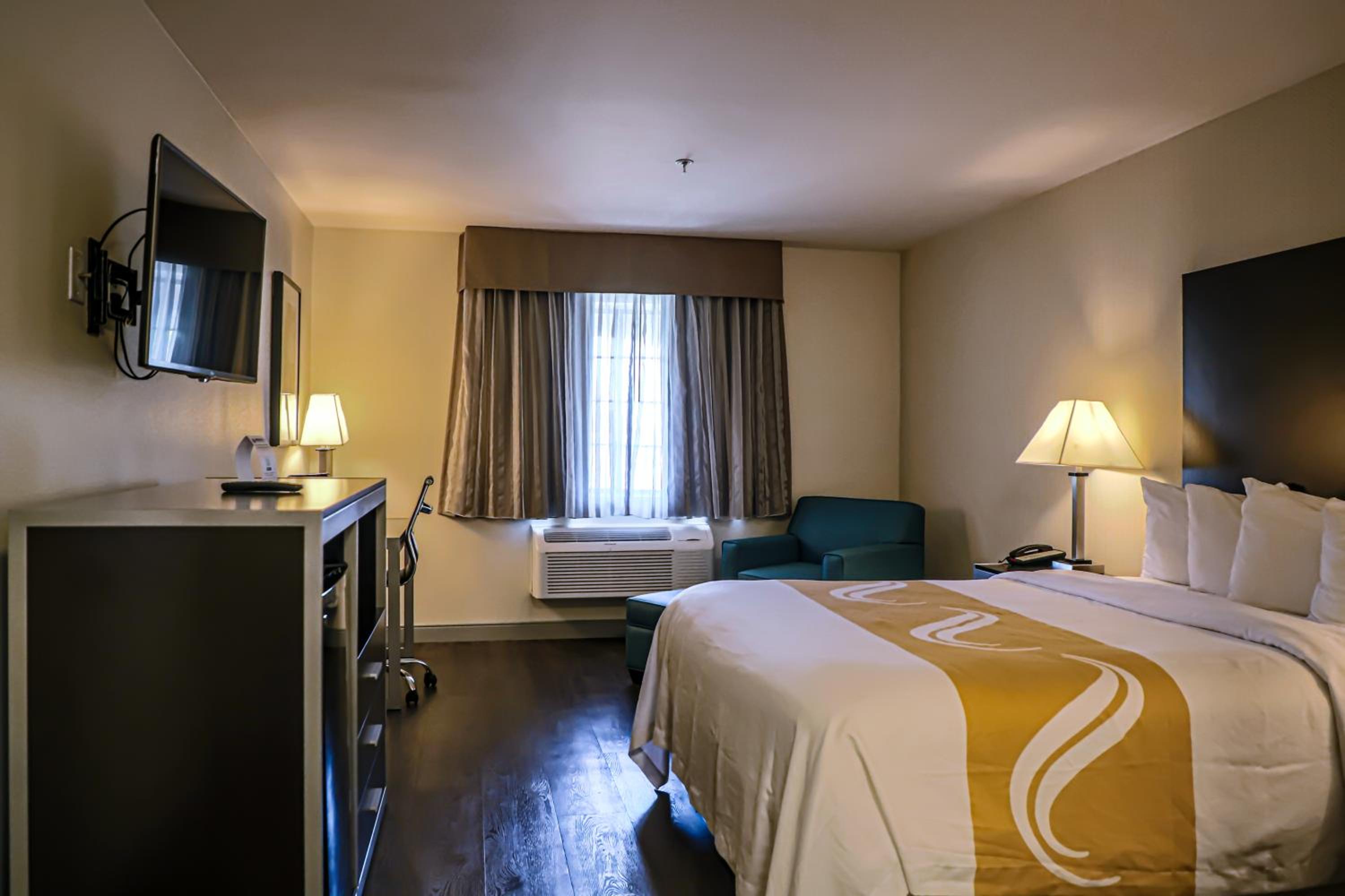 Standard Room, 1 Queen Bed, Non Smoking - Photo 3