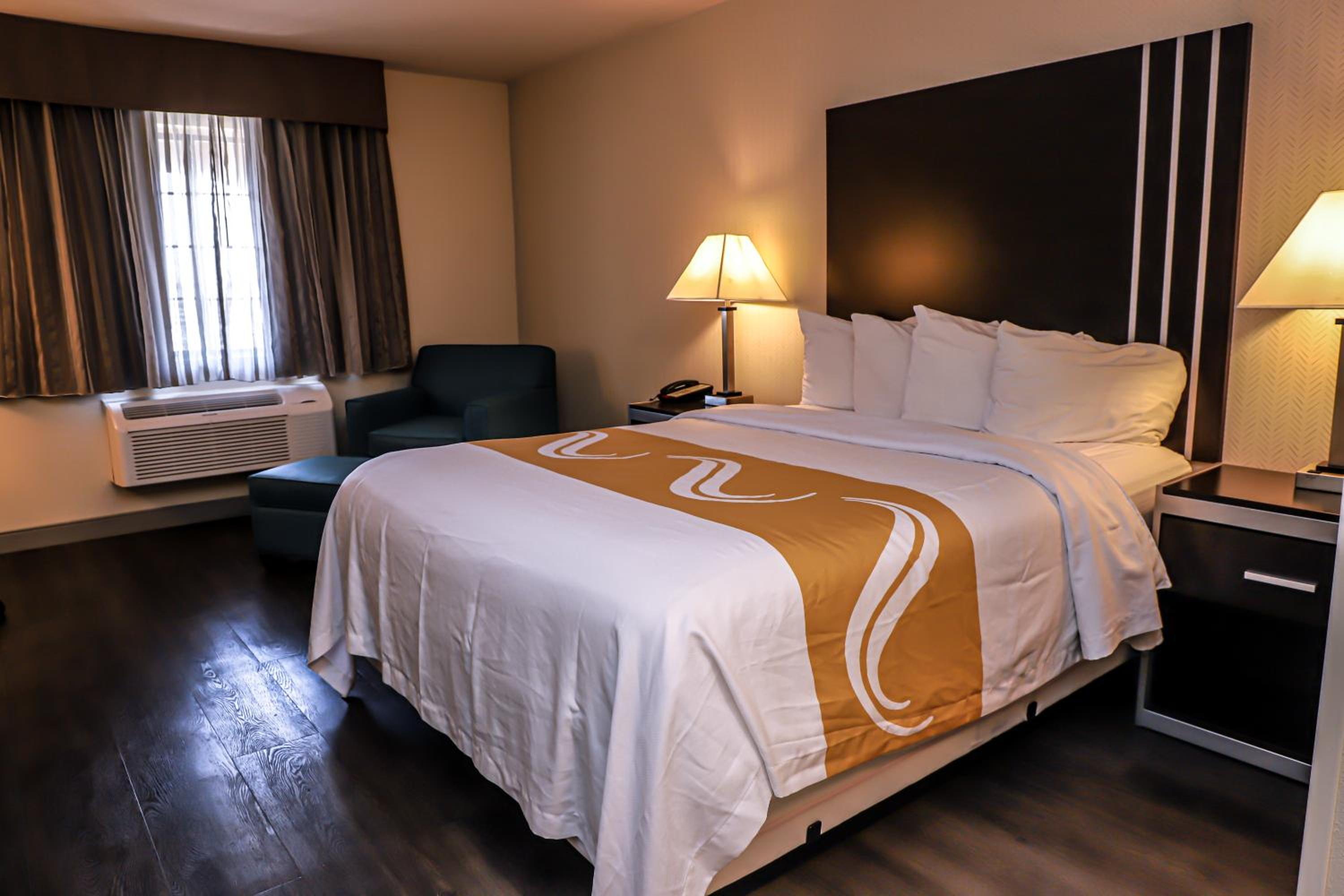 Standard Room, 1 Queen Bed, Non Smoking - Photo 2