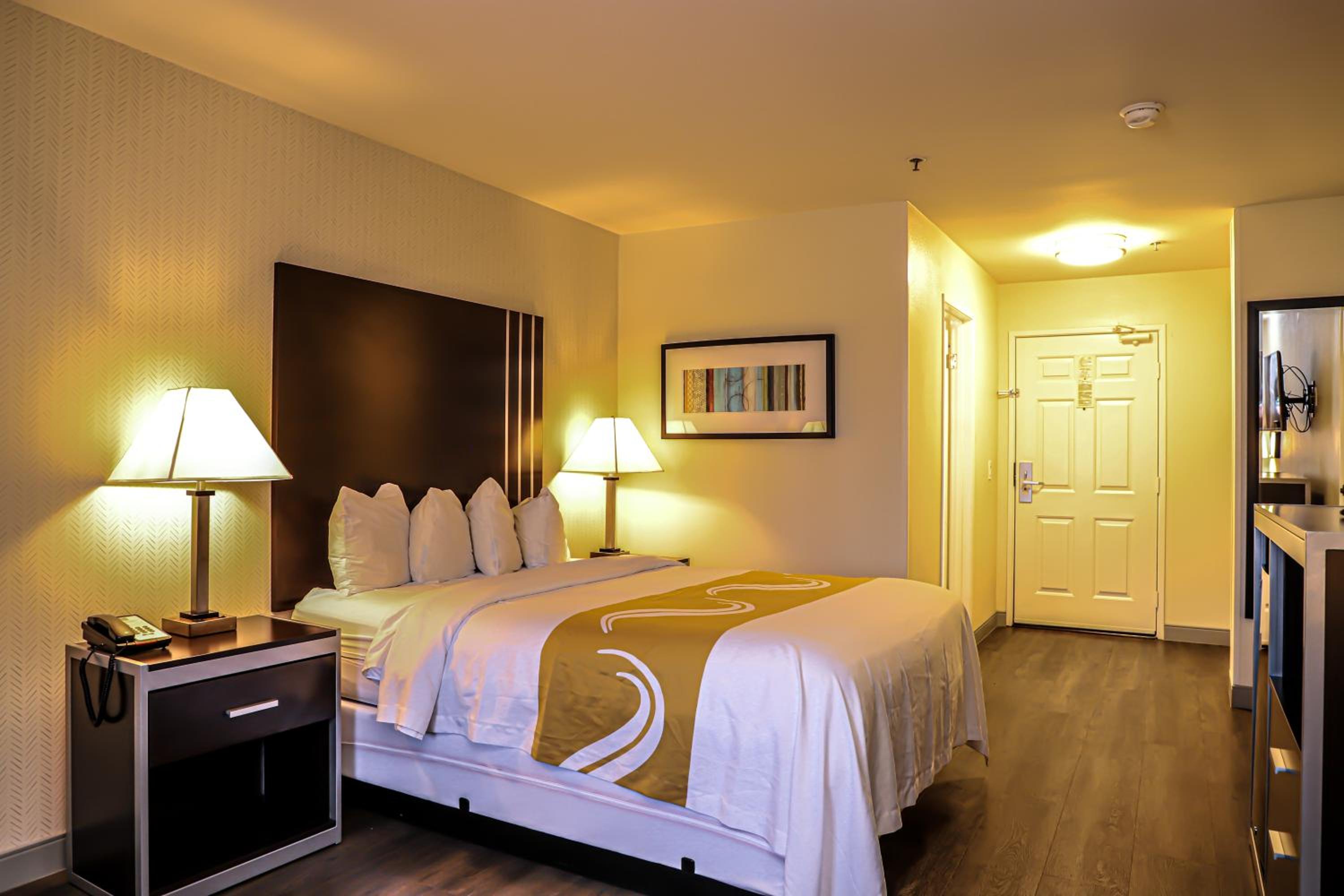 Standard Room, 1 Queen Bed, Non Smoking - Photo 1