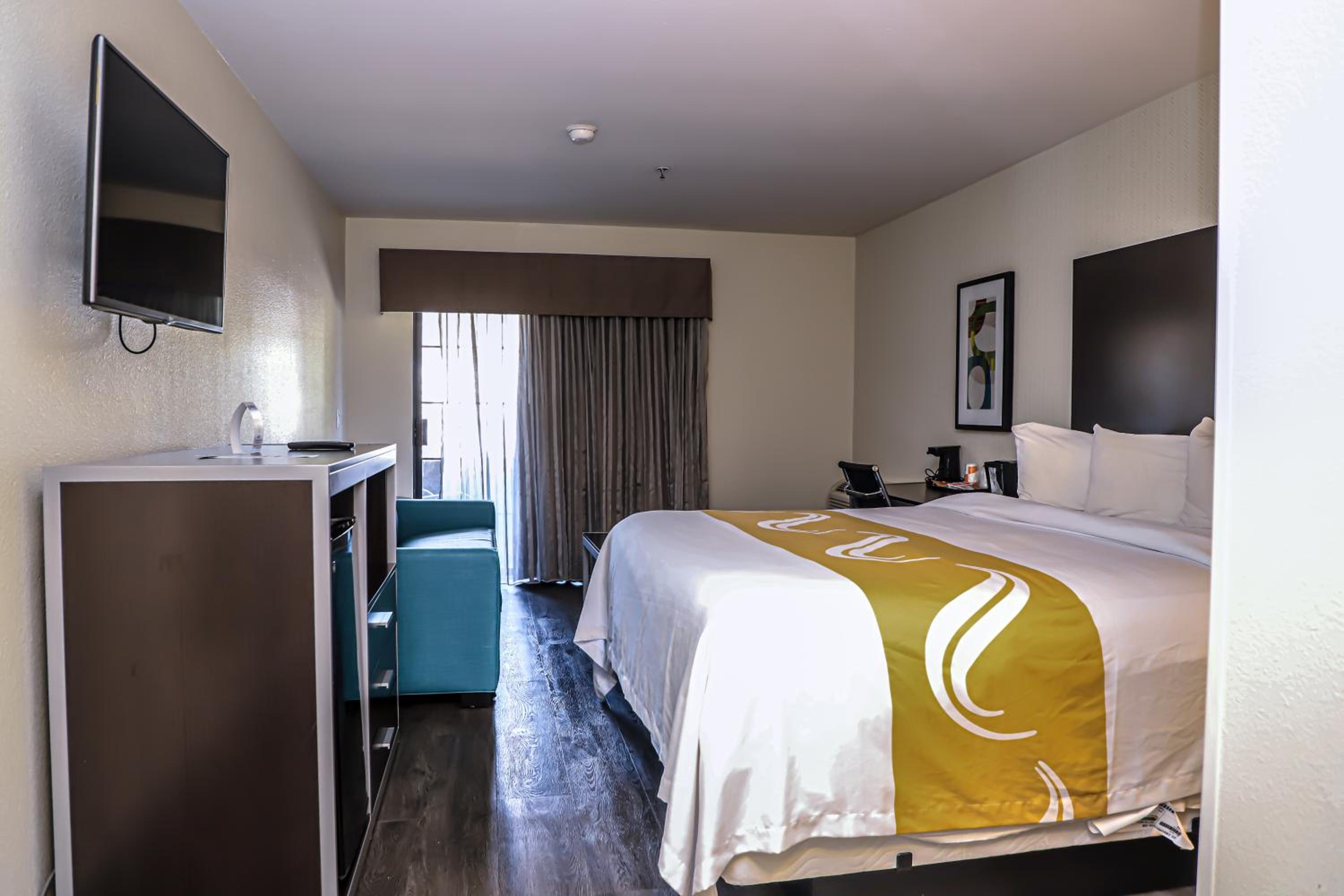 Suite, 1 King Bed with Sofa Bed, Balcony, Non Smoking - Photo 2