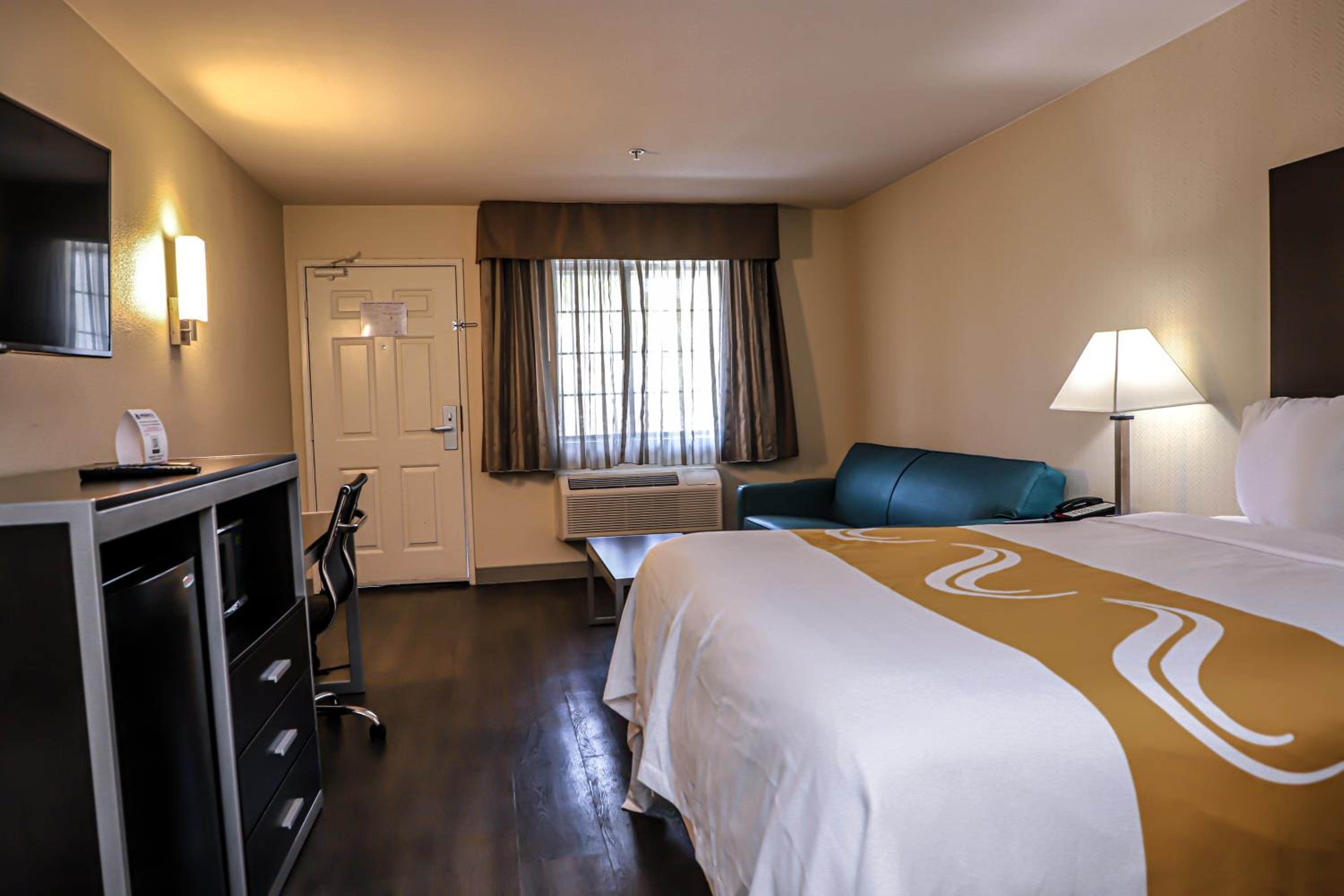 Suite, 1 Queen Bed with Sofa Bed, Non Smoking - Photo 2