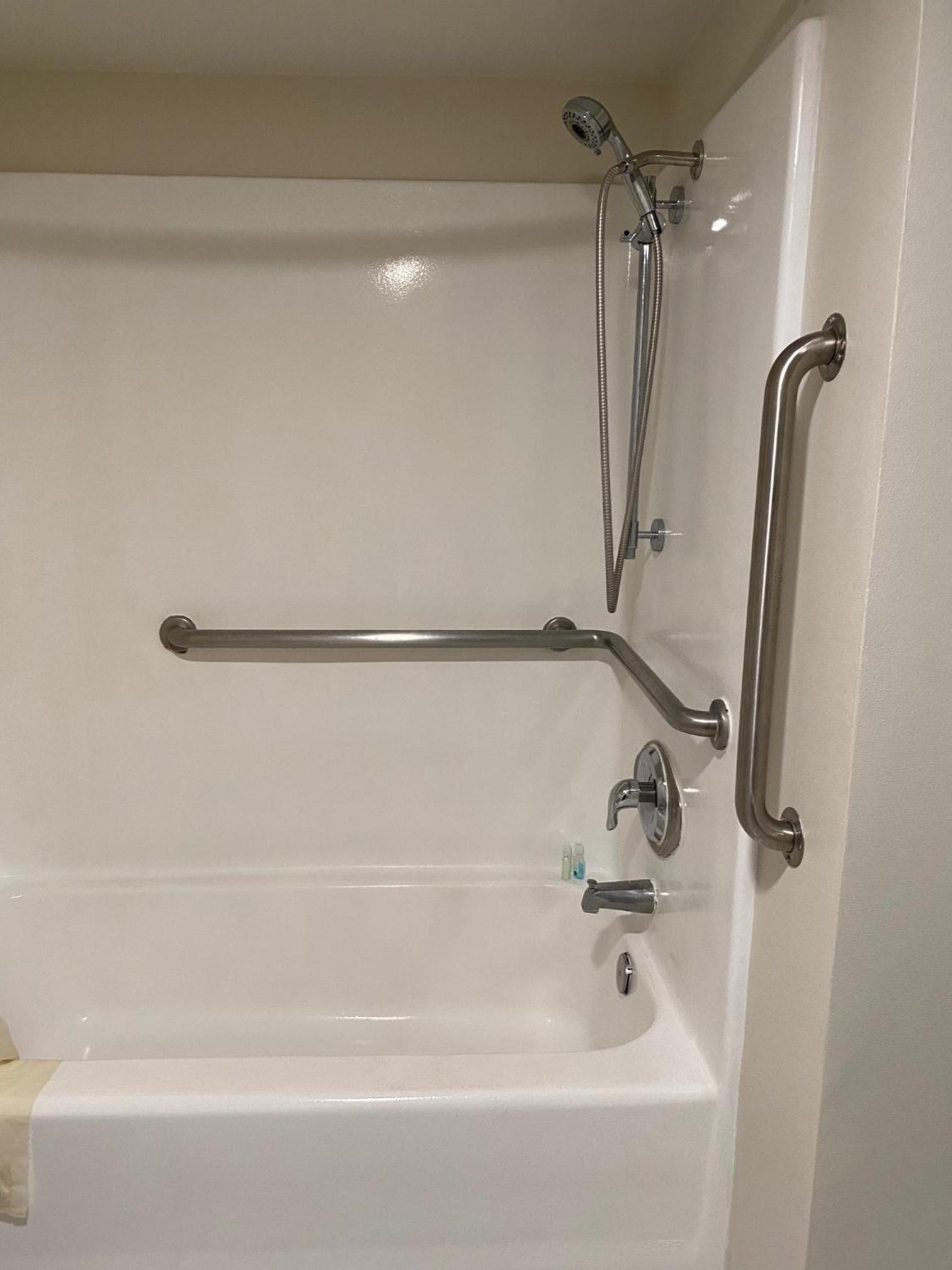 Standard Room, 1 Queen Bed, Accessible Tub, Non Smoking - Photo 3
