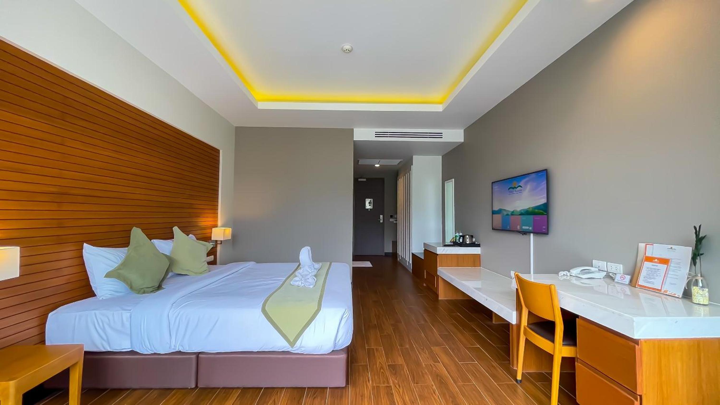 Superior King Bed with bathtub