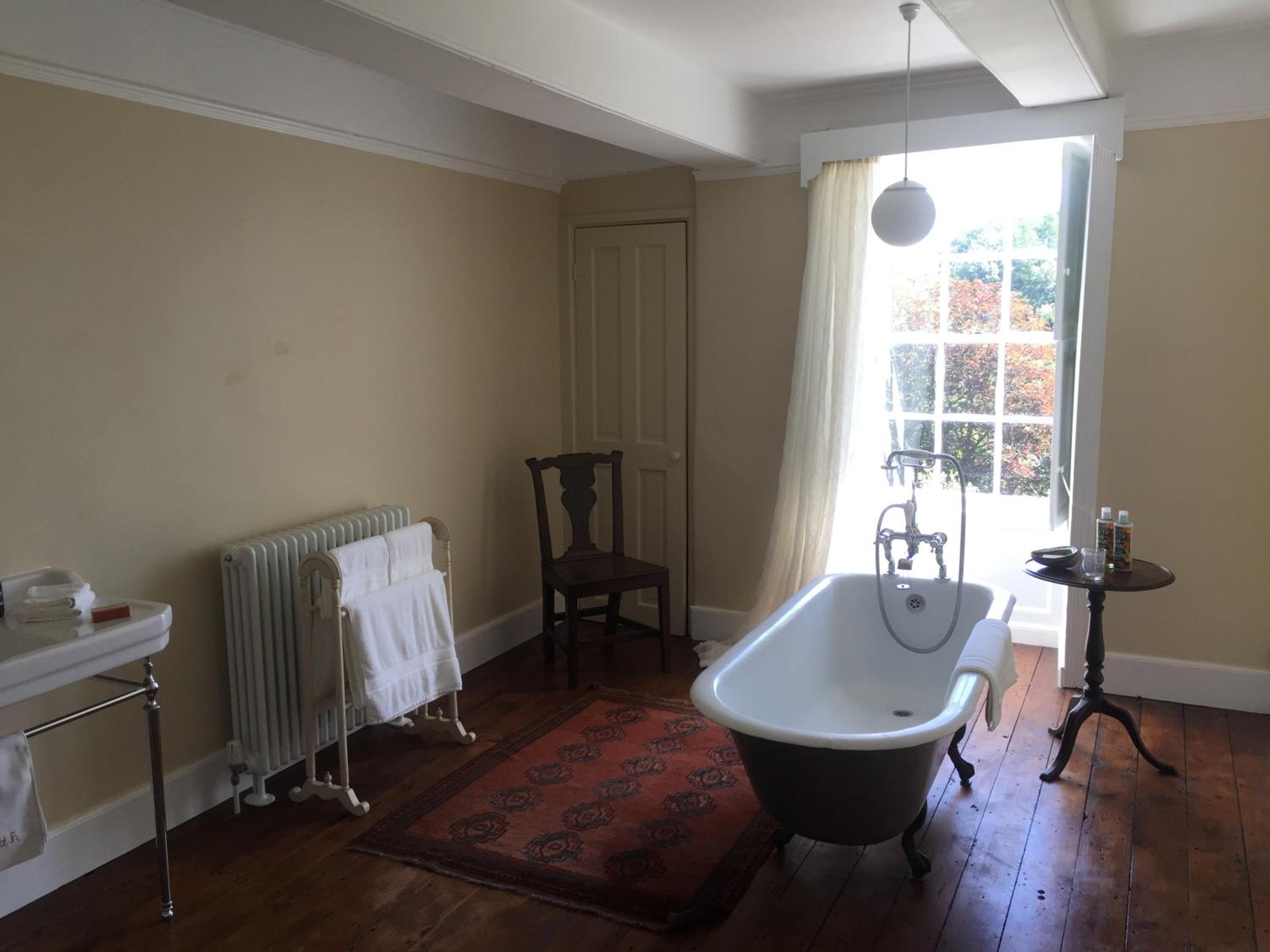 Deluxe Double Room with Bath - Photo 4