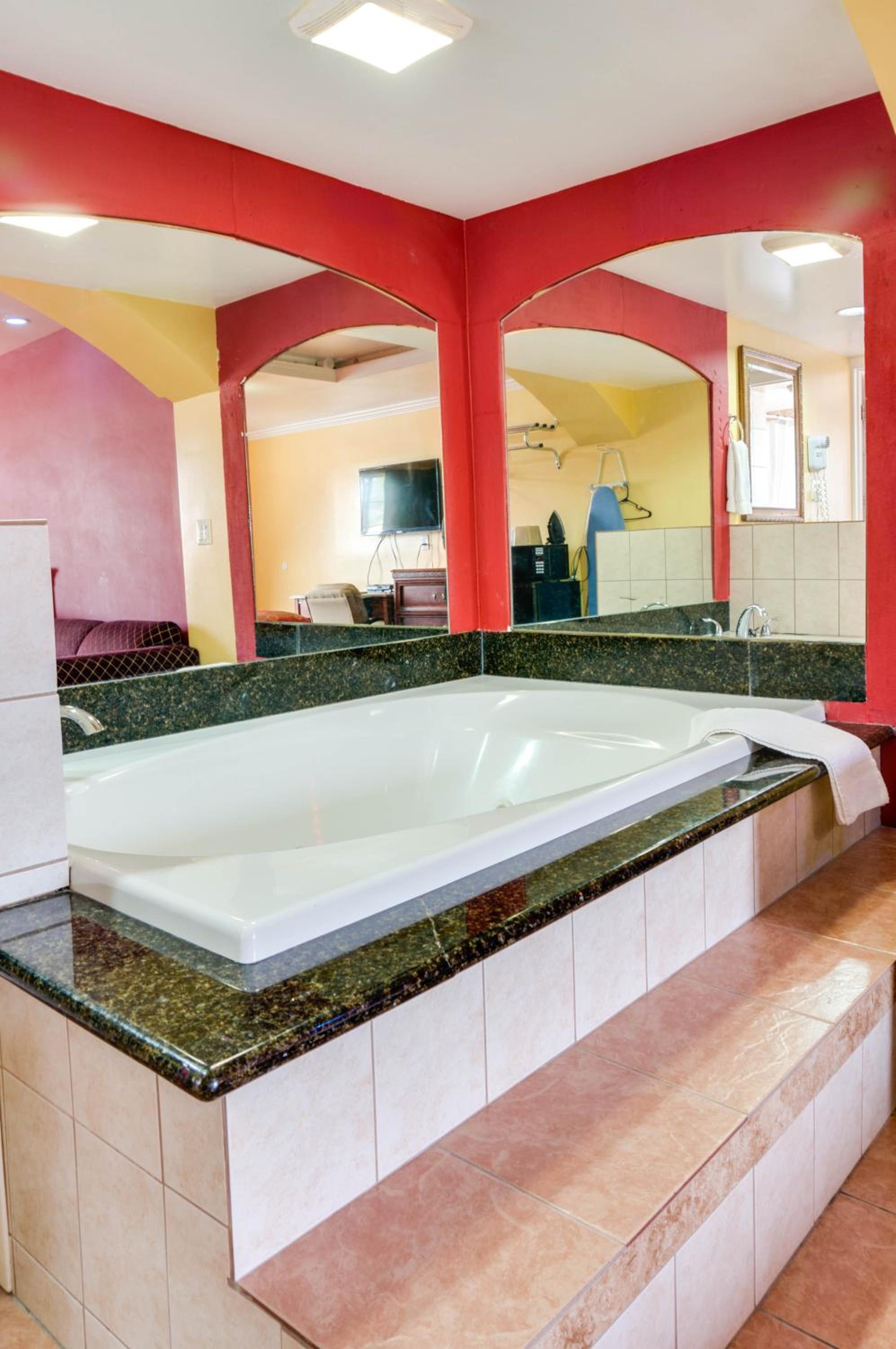 King Room with Spa Bath - Photo 3
