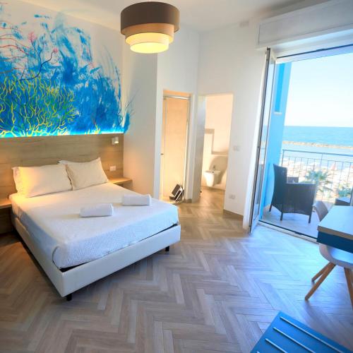 Deluxe Double Room with Sea View photo 2