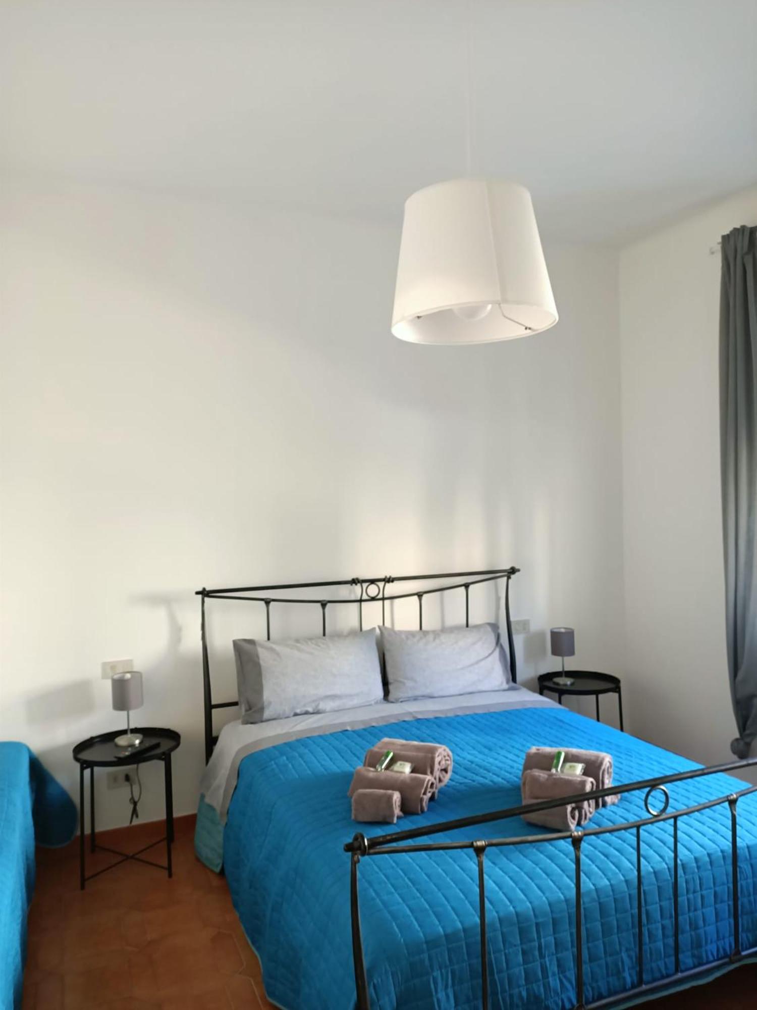 Large Double Room With Shared Bathroom photo 2
