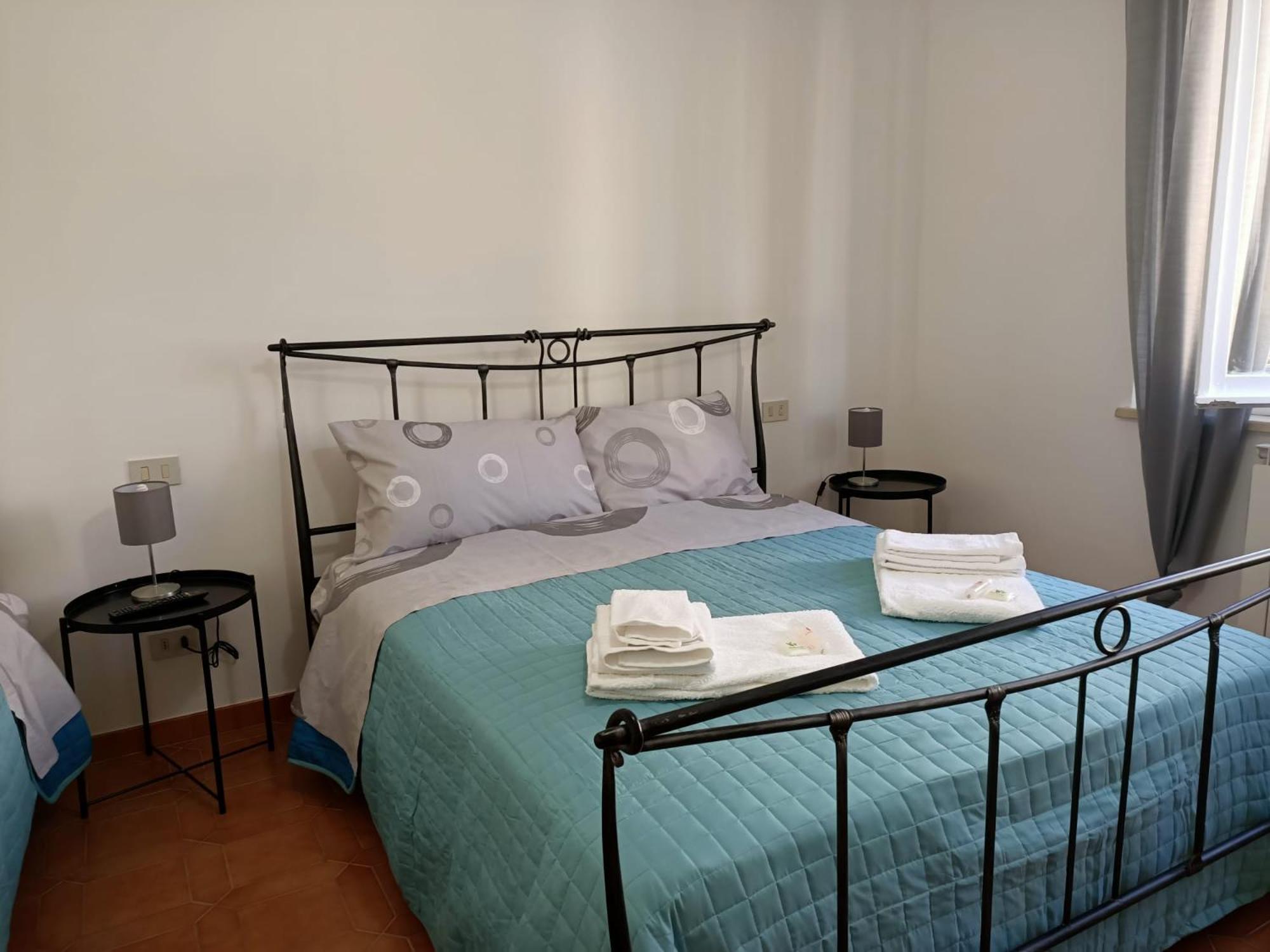 Large Double Room With Shared Bathroom photo 3