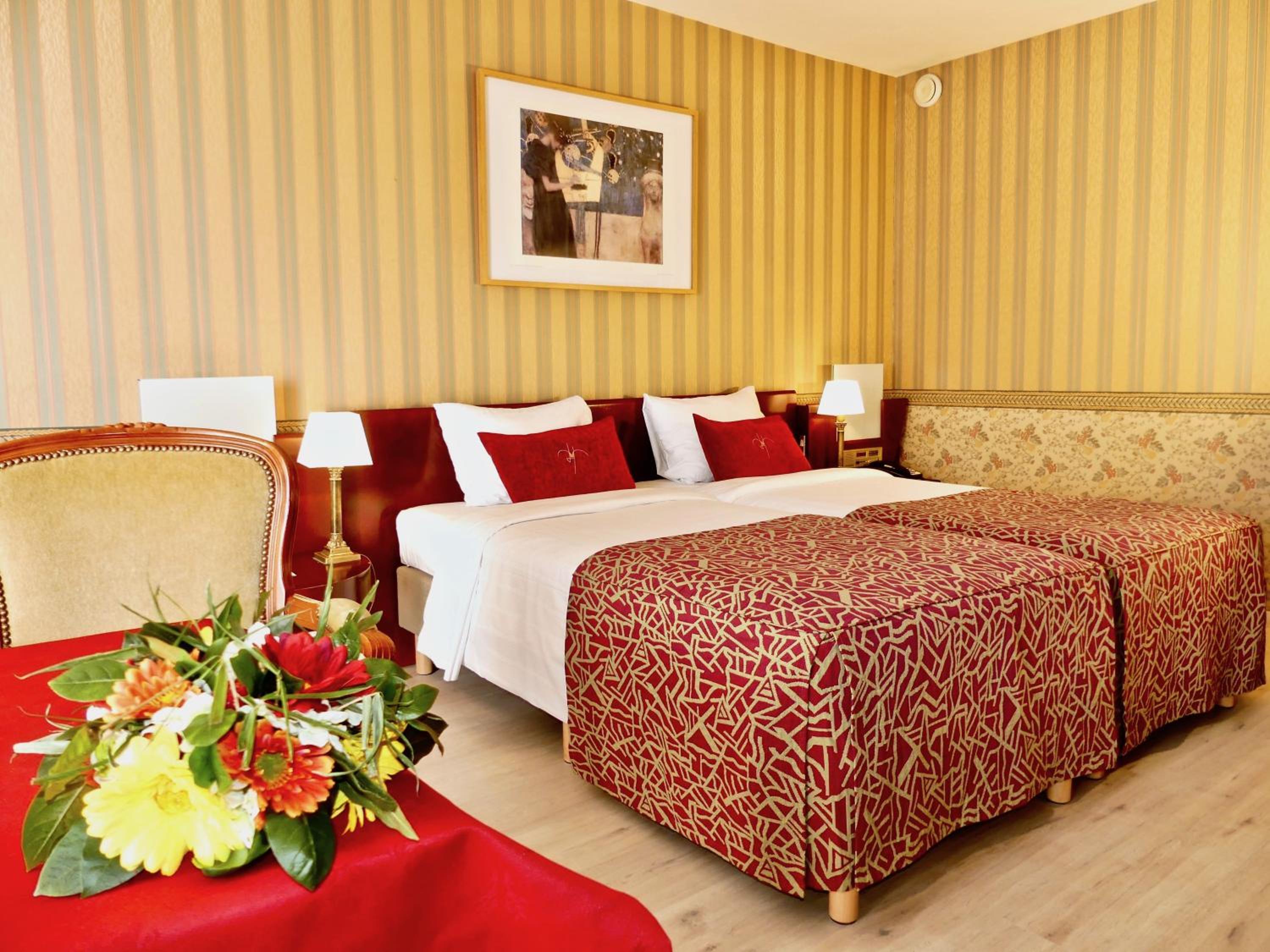 Standard Twin Room - Photo 2