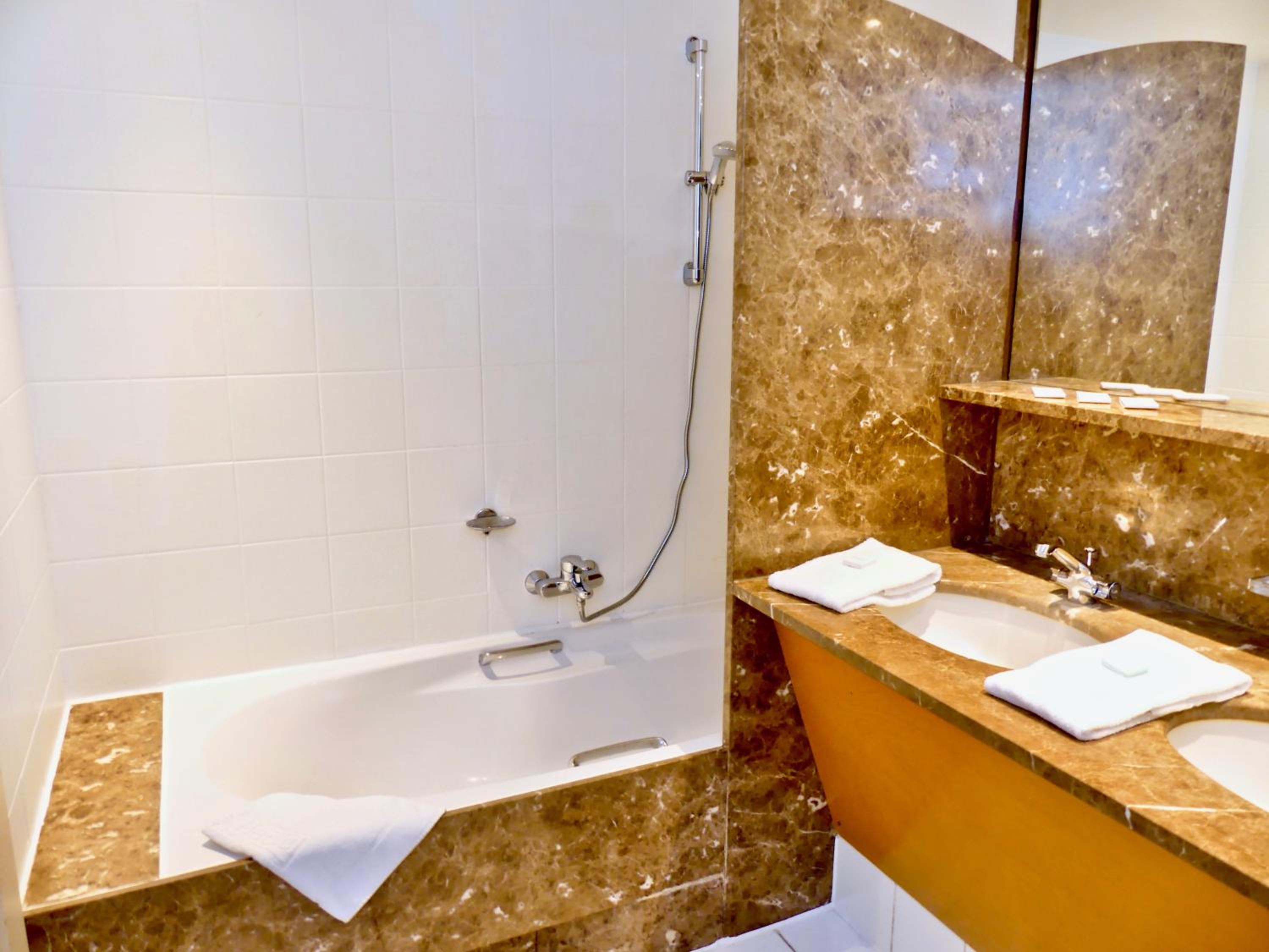 Standard Twin Room - Photo 4