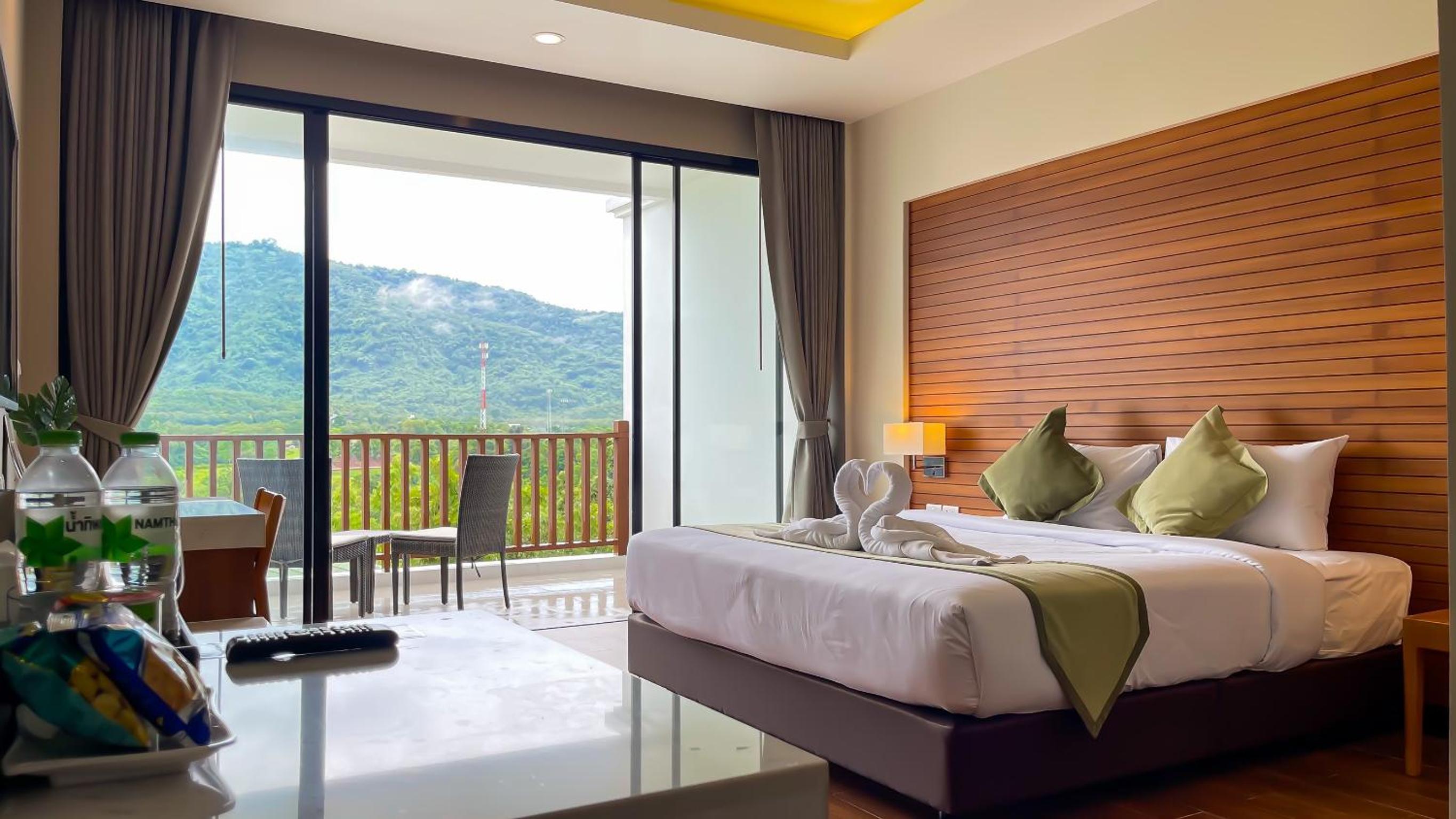 Deluxe Mountain King Bed with bathtub