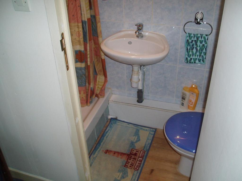 Double Room with Private Bathroom - Photo 10
