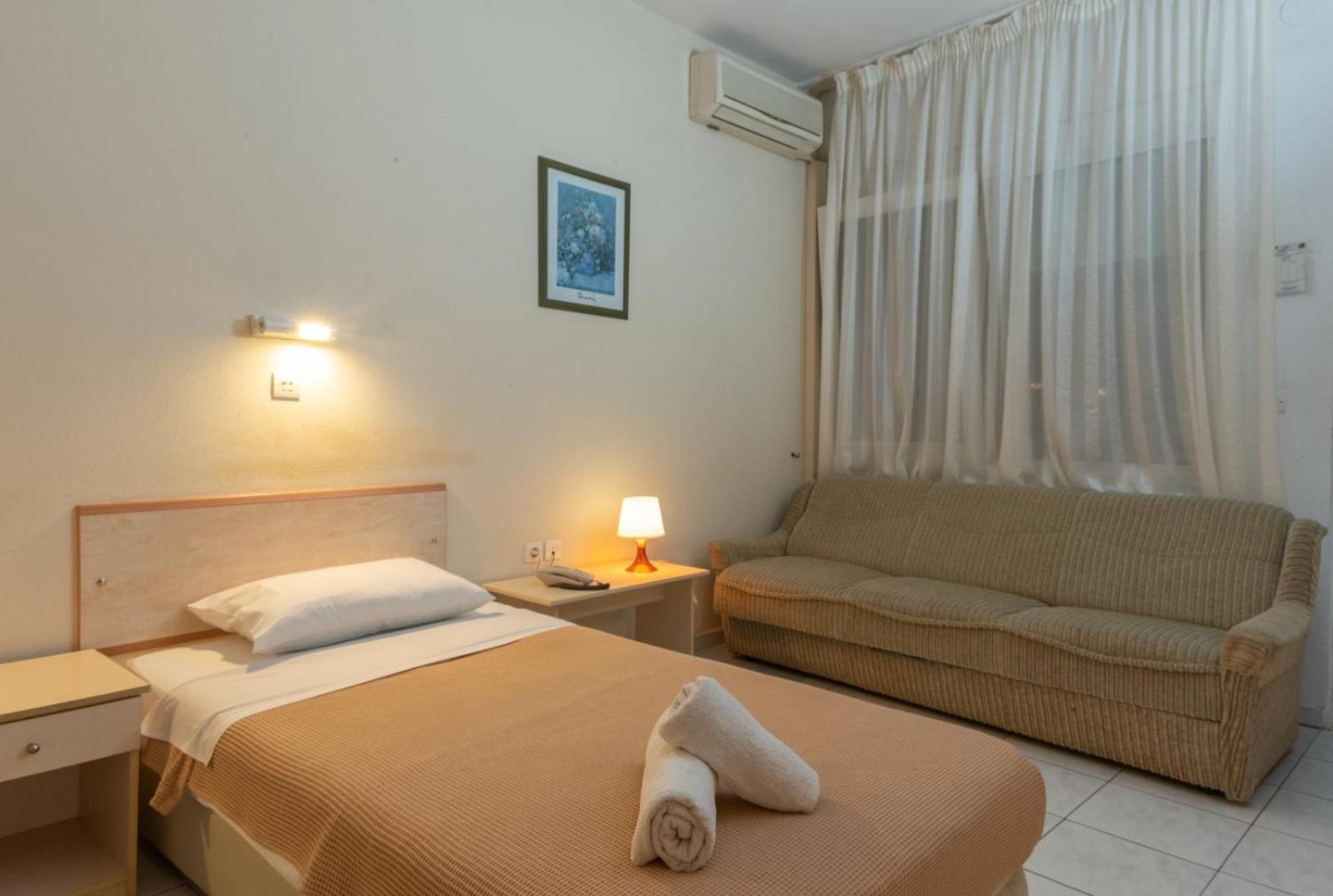 Twin Room - Photo 5