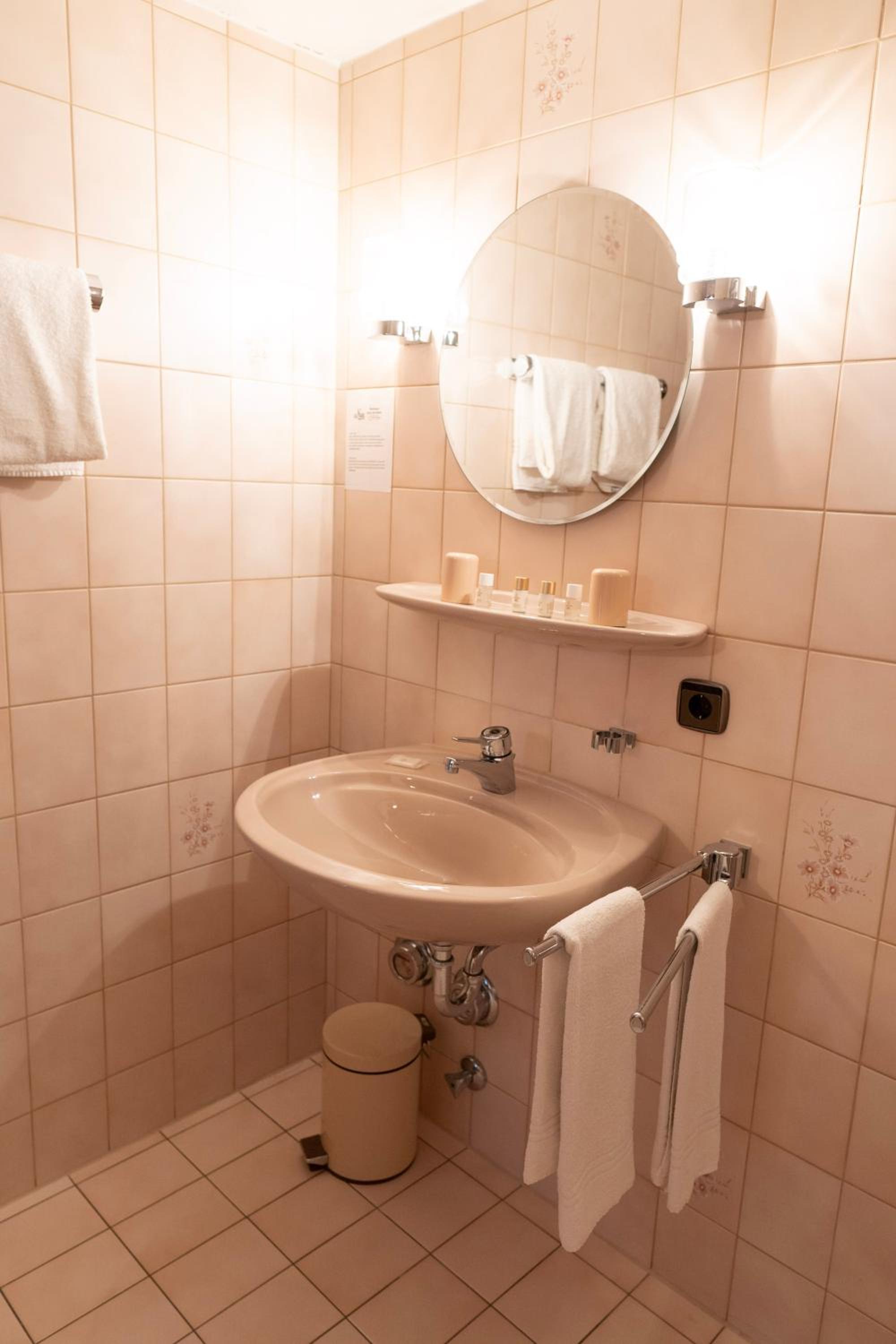 Double Room with Private Bathroom - Photo 9