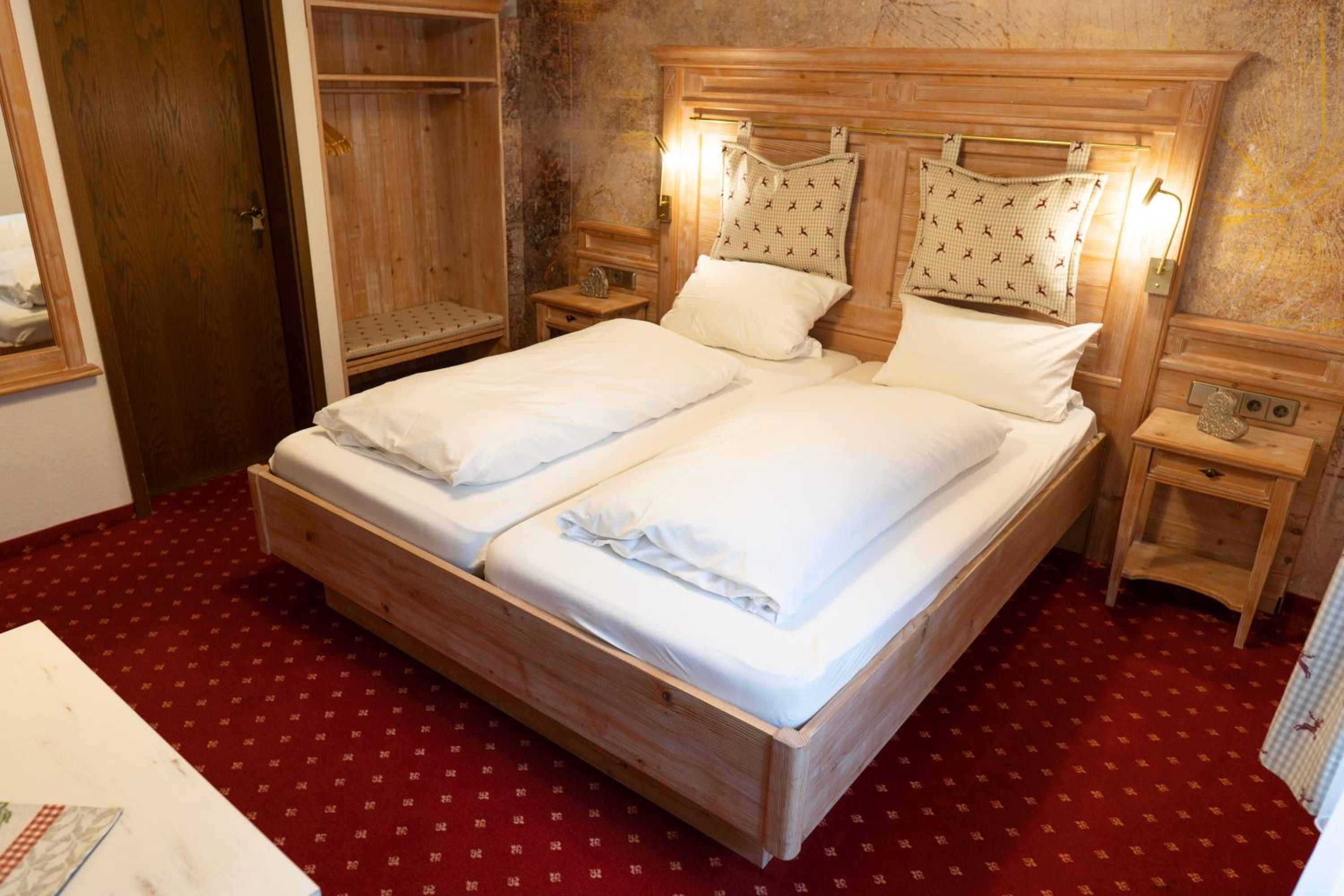 Double Room with Private Bathroom - Photo 18
