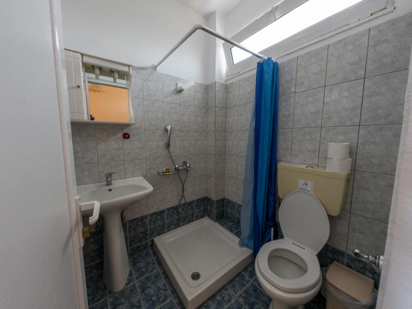 Twin Room - Photo 11