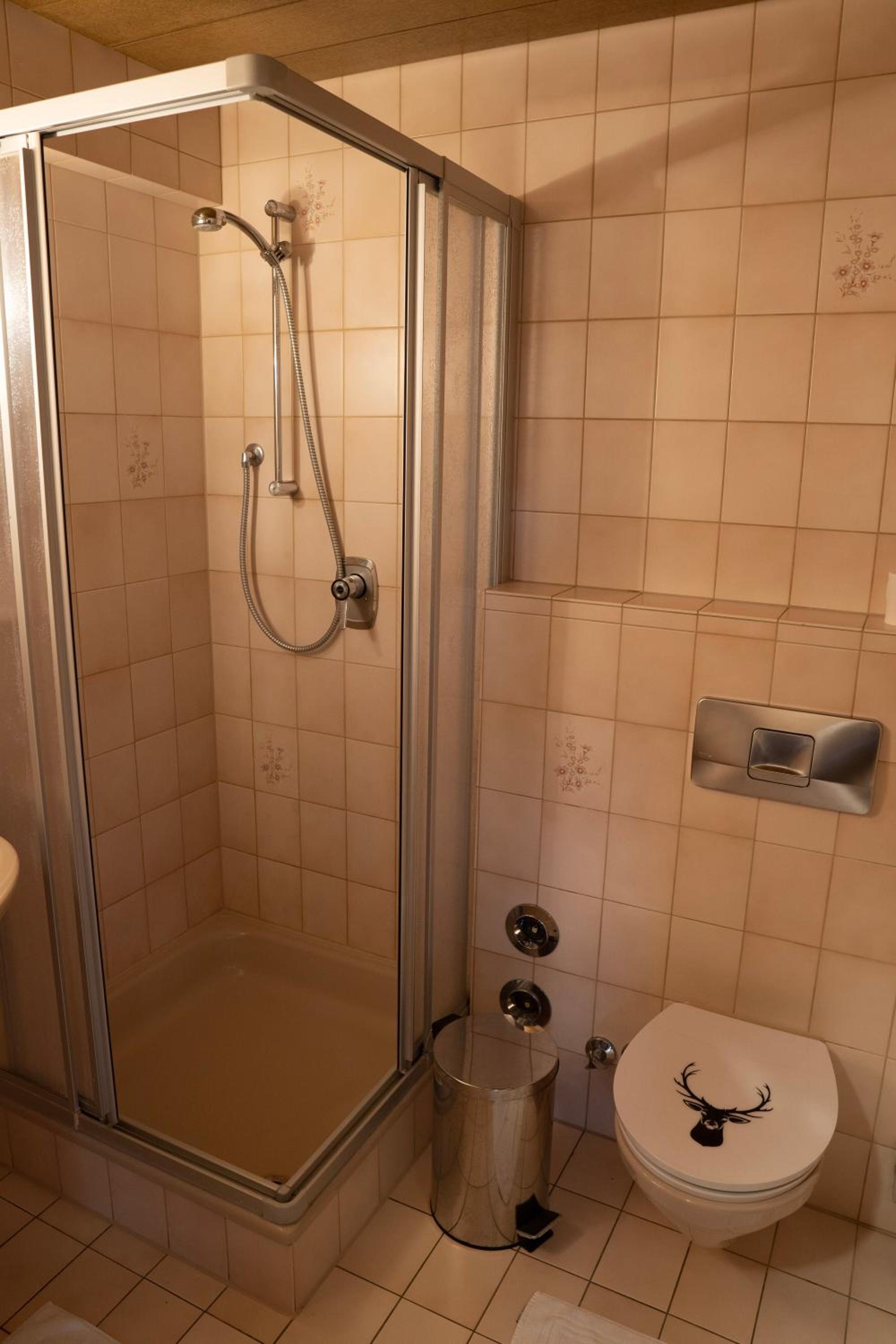 Double Room with Private Bathroom - Photo 8