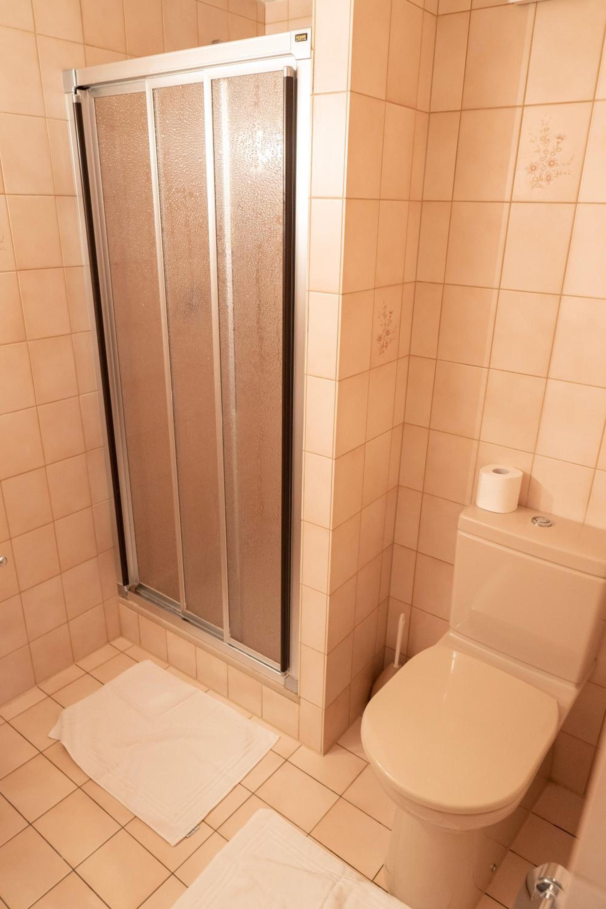Double Room with Private Bathroom - Photo 10