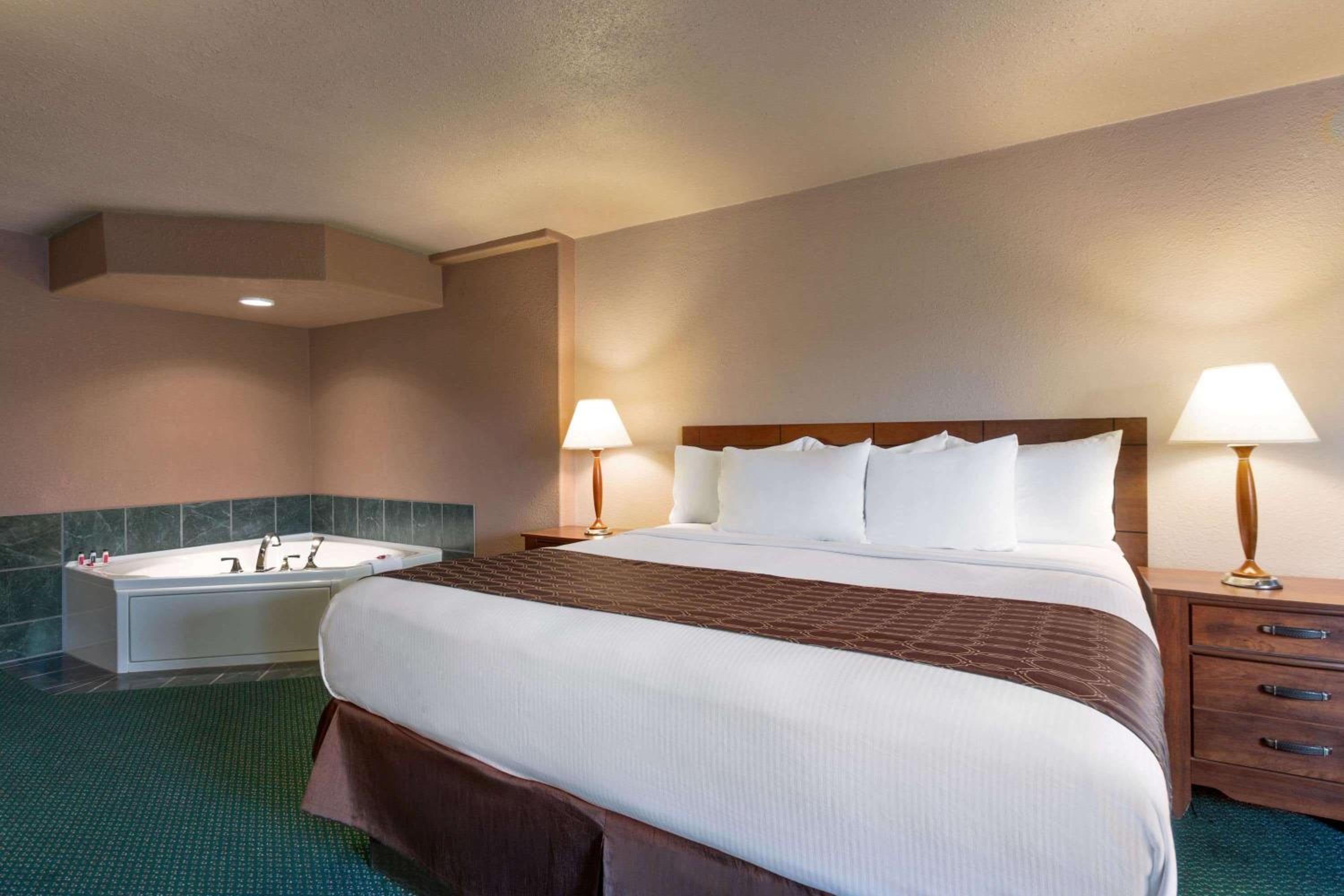 King Suite - Non-Smoking photo 2