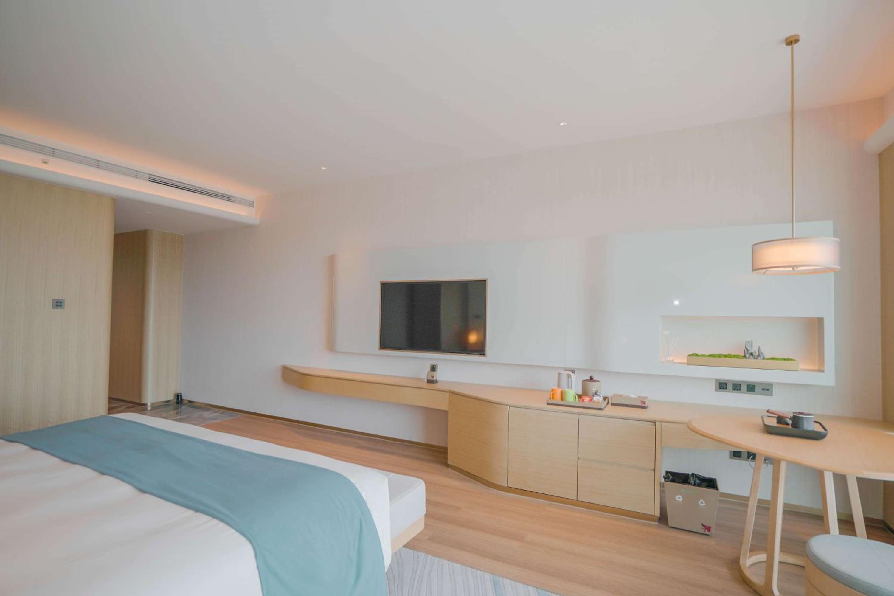 Superior King Room with Lake View photo 3