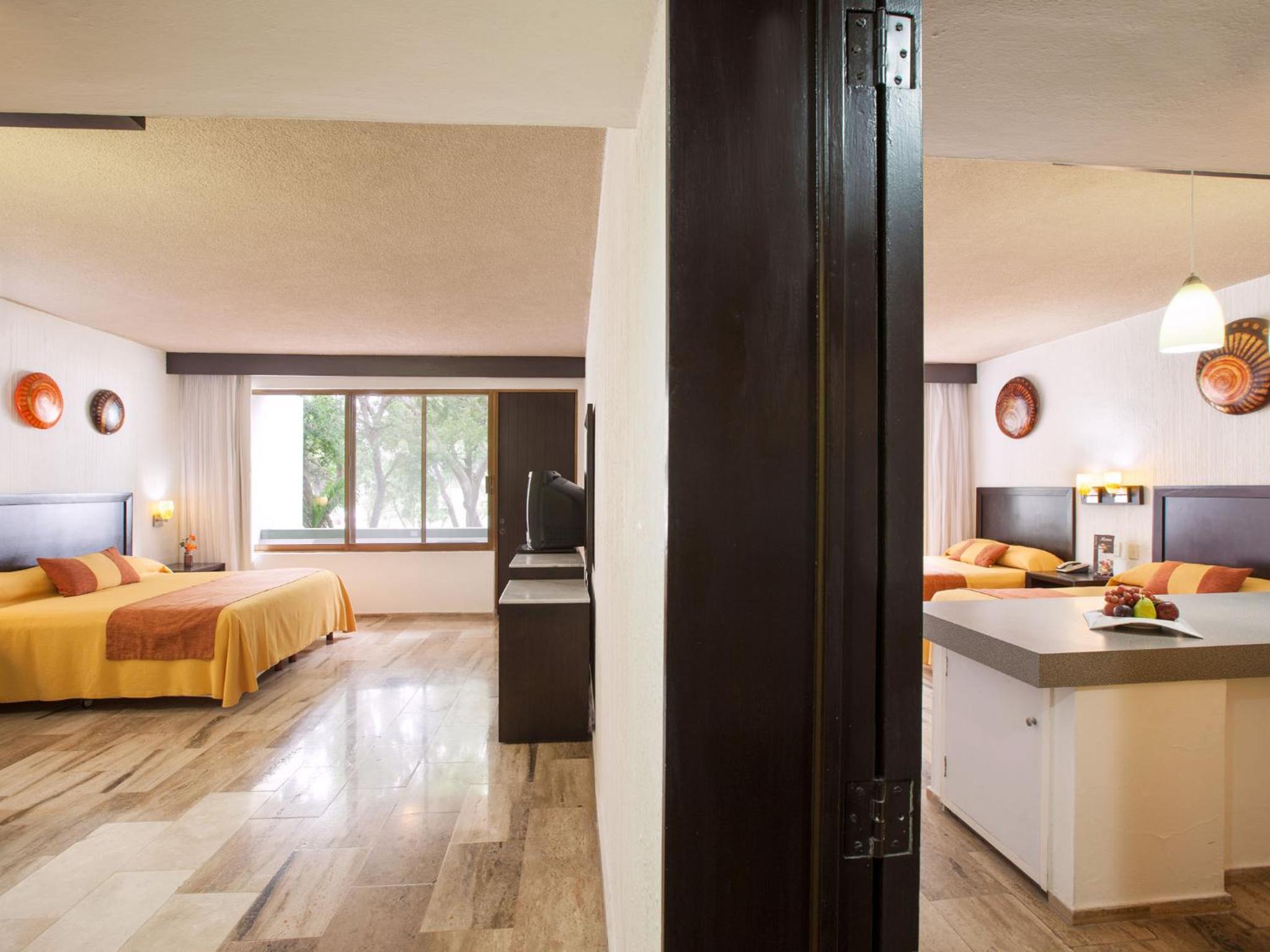 One-Bedroom Suite - Photo 3