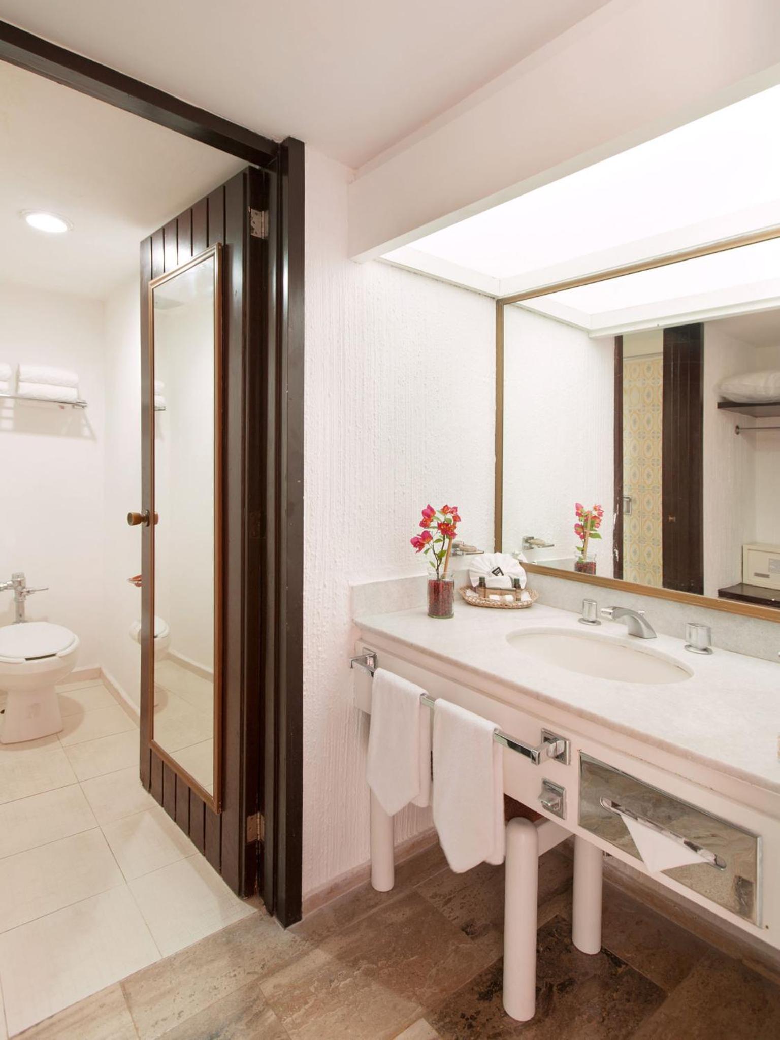 One-Bedroom Suite - Photo 2