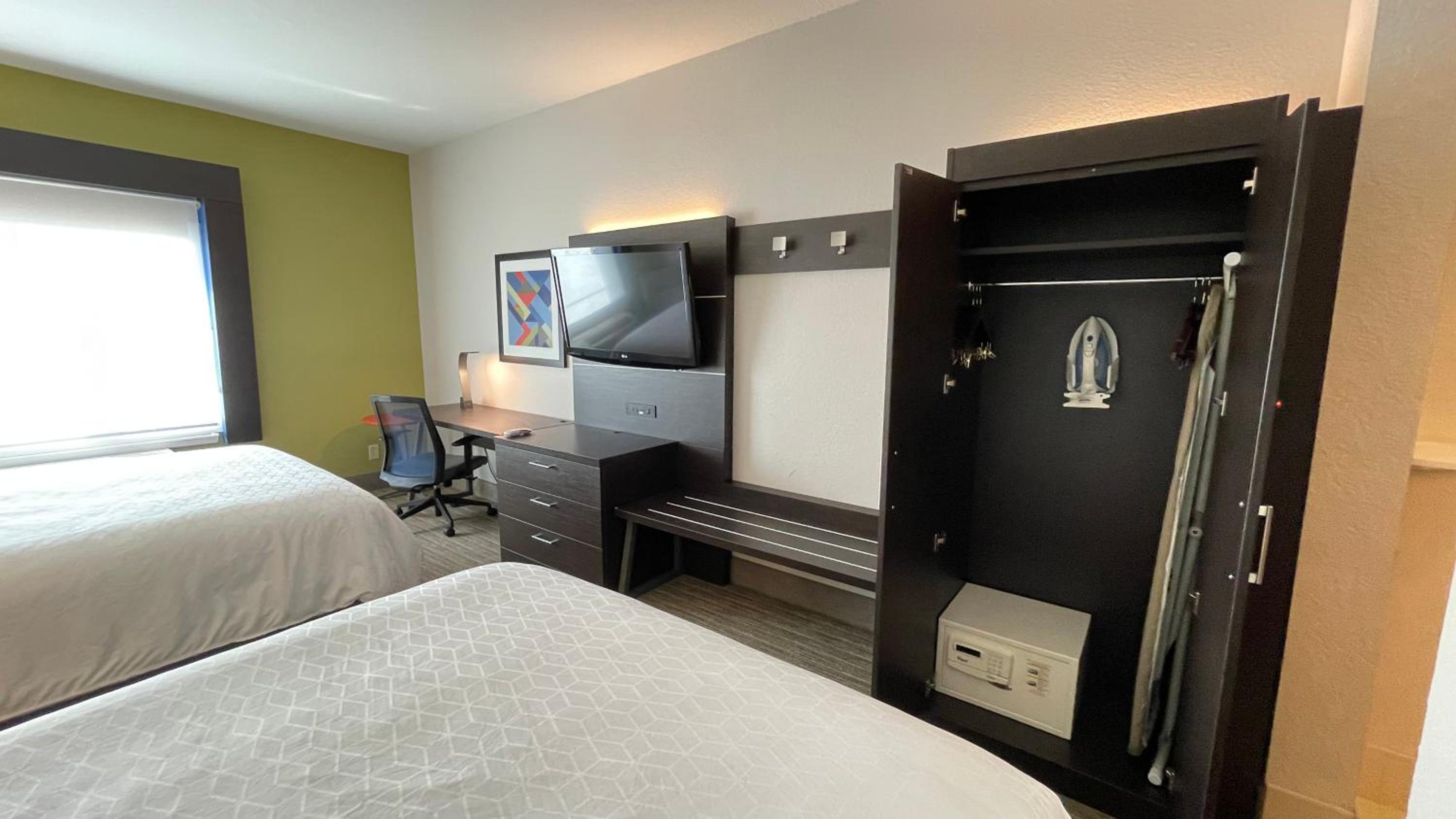 Standard Queen Room with Two Queen Beds - Photo 5