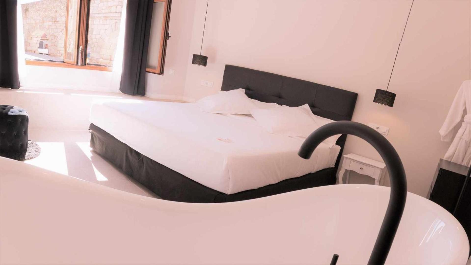 Deluxe Double Room with Bath - Photo 24
