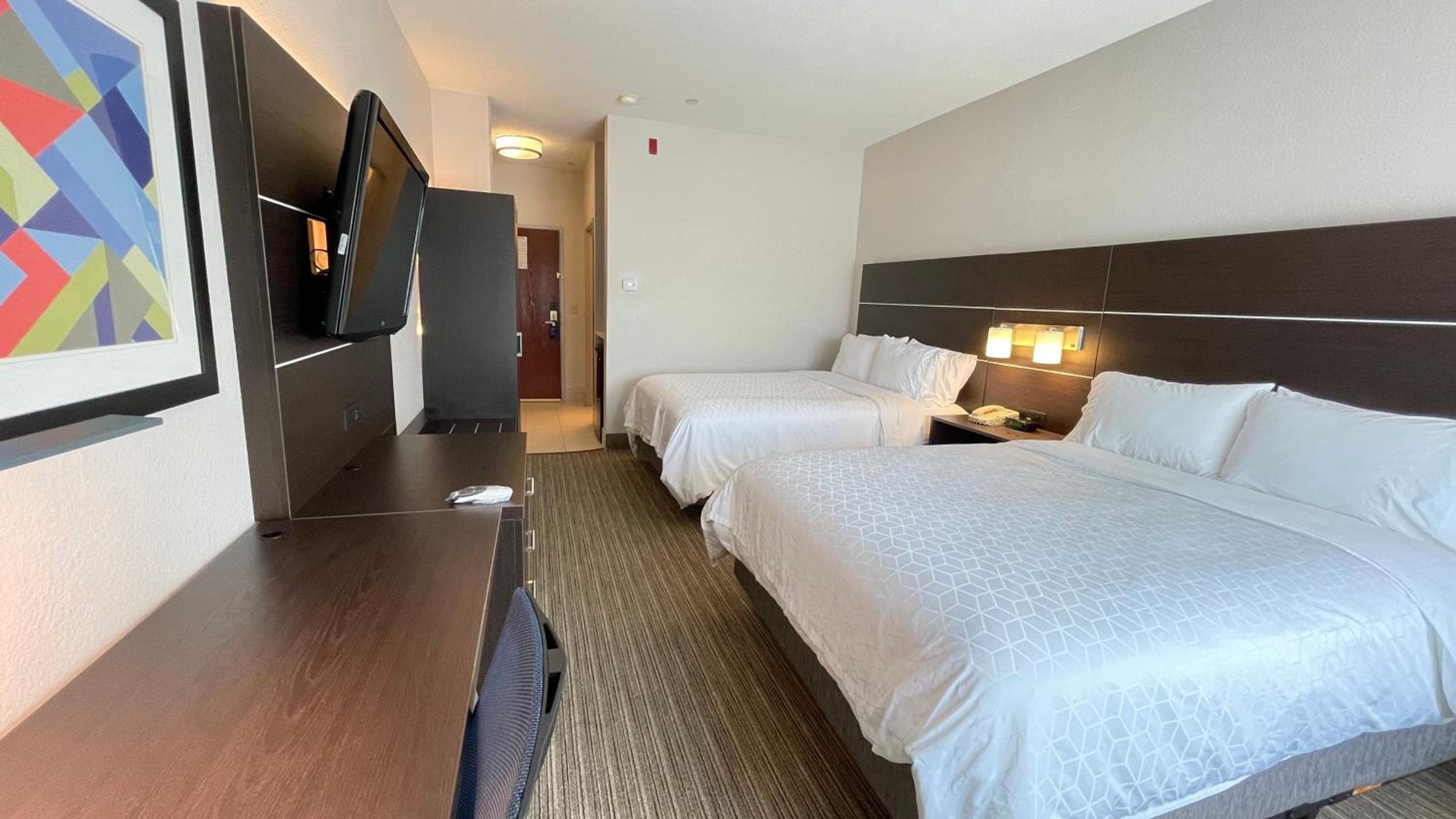 Standard Queen Room with Two Queen Beds - Photo 3
