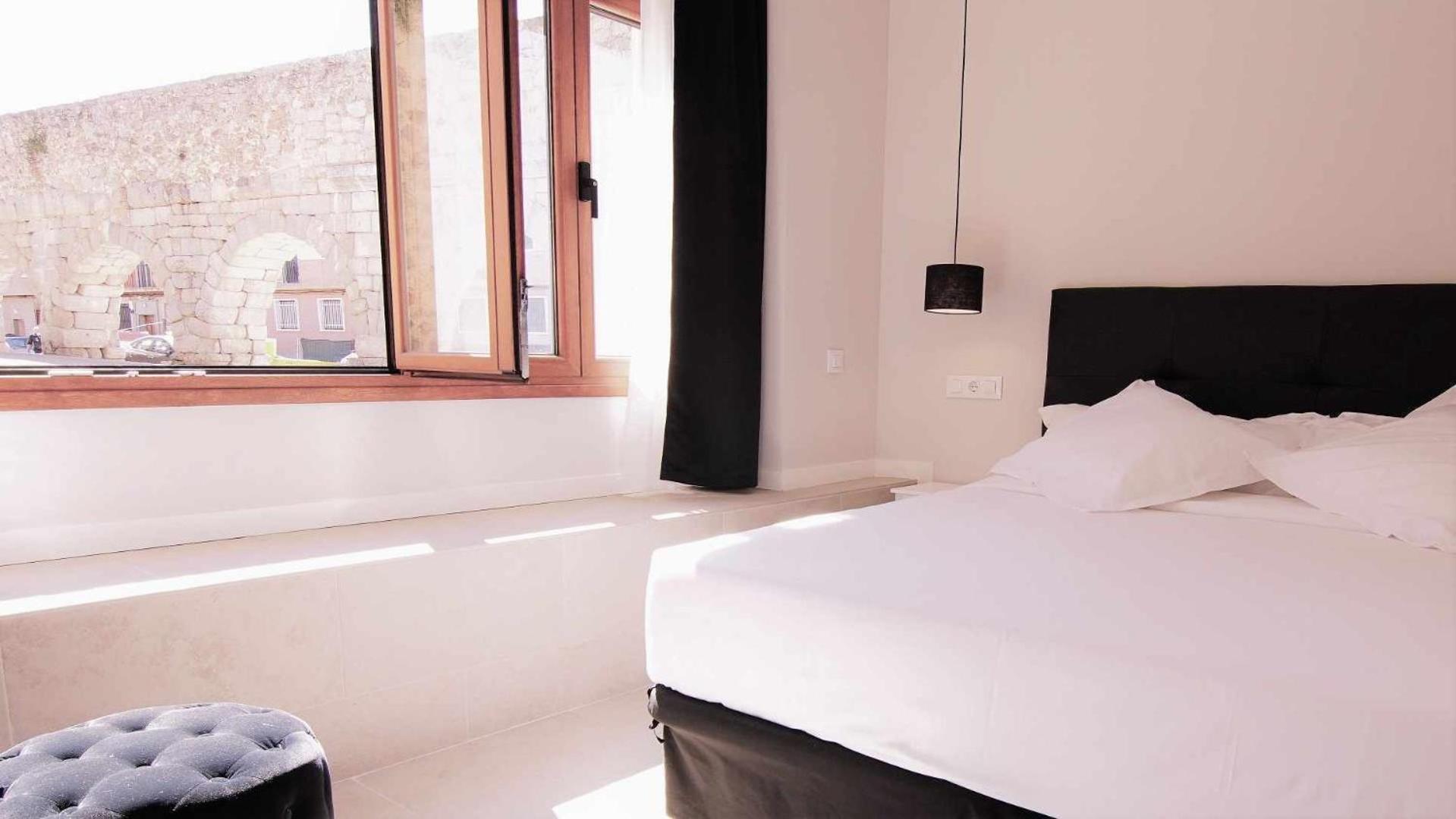 Deluxe Double Room with Bath - Photo 7