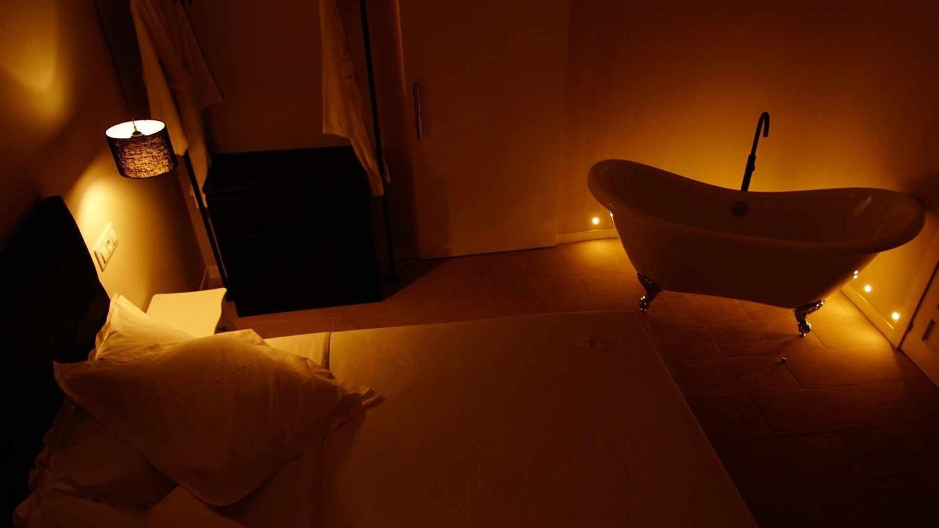 Deluxe Double Room with Bath - Photo 18