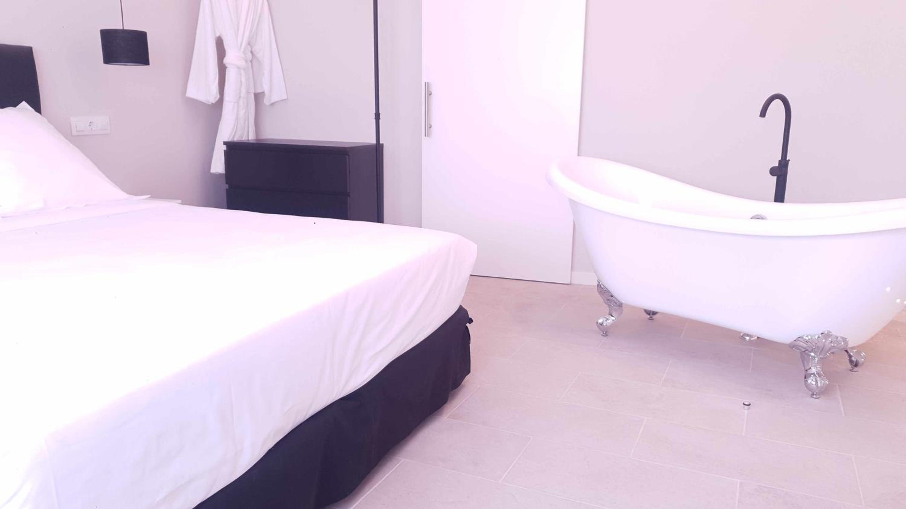 Deluxe Double Room with Bath - Photo 21