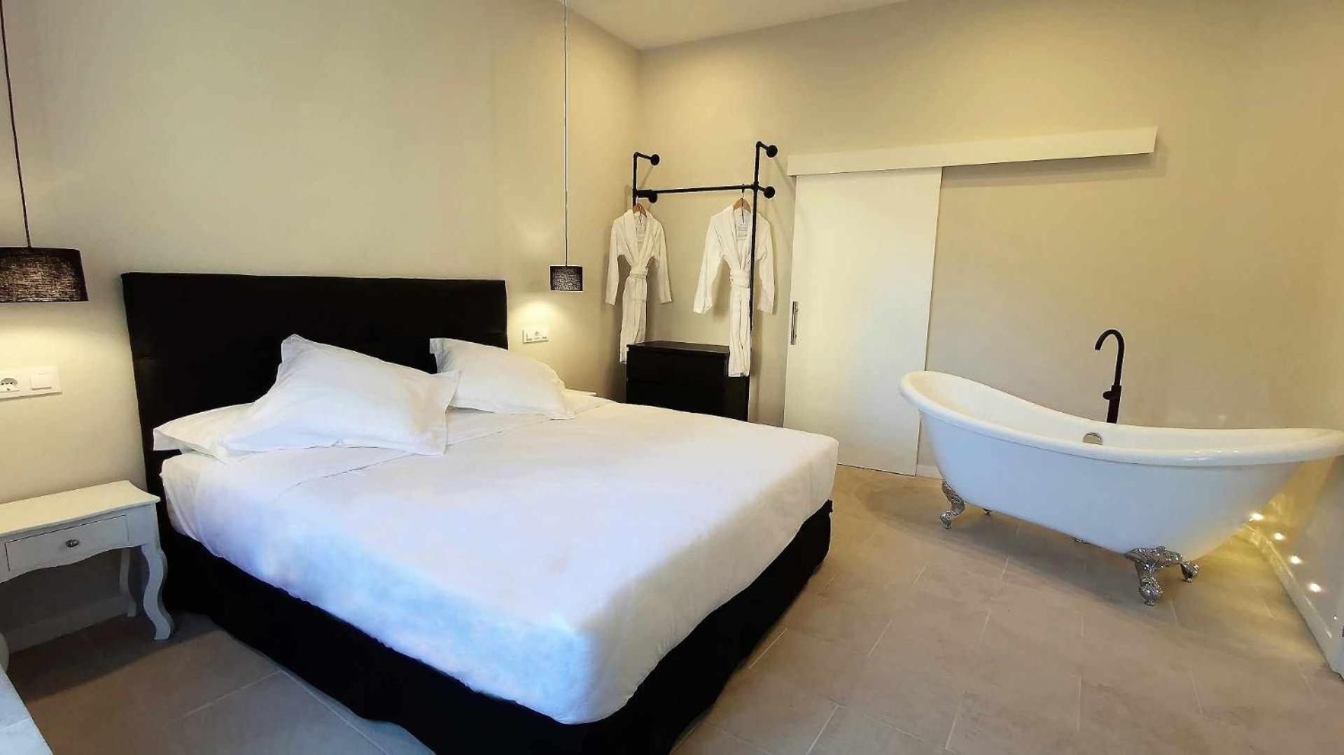 Deluxe Double Room with Bath - Photo 15