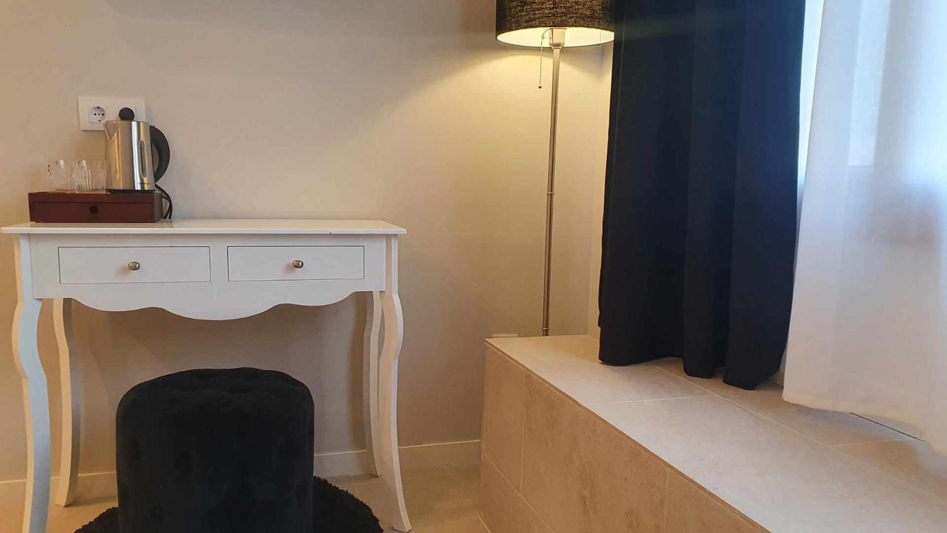 Deluxe Double Room with Bath - Photo 12