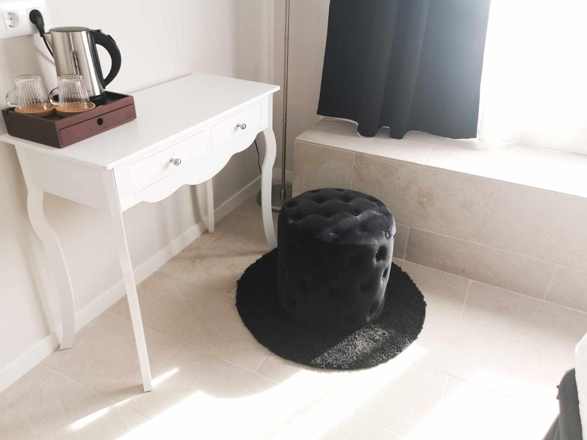 Deluxe Double Room with Bath - Photo 4