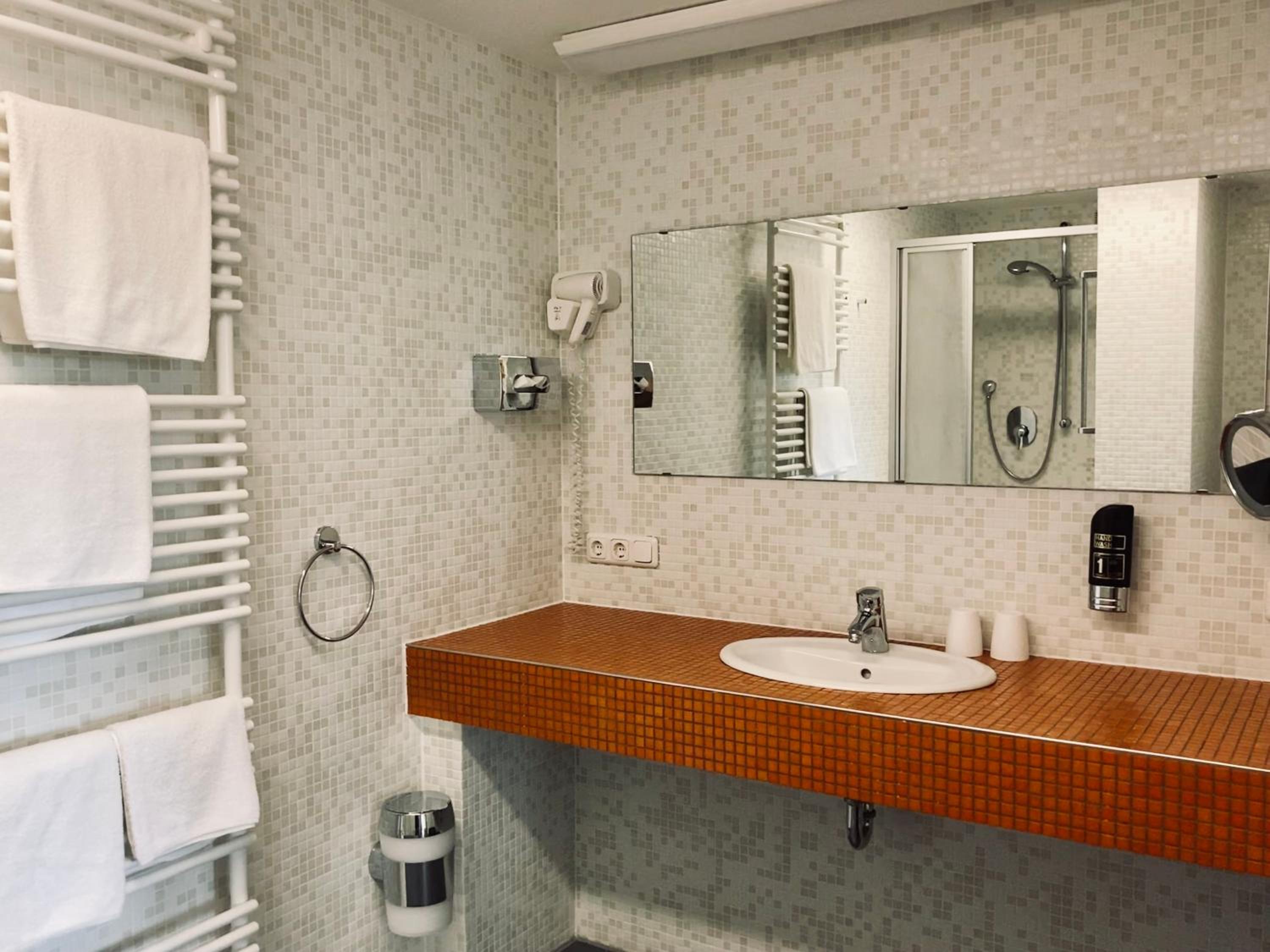 Deluxe Double Room with Balcony - Photo 6