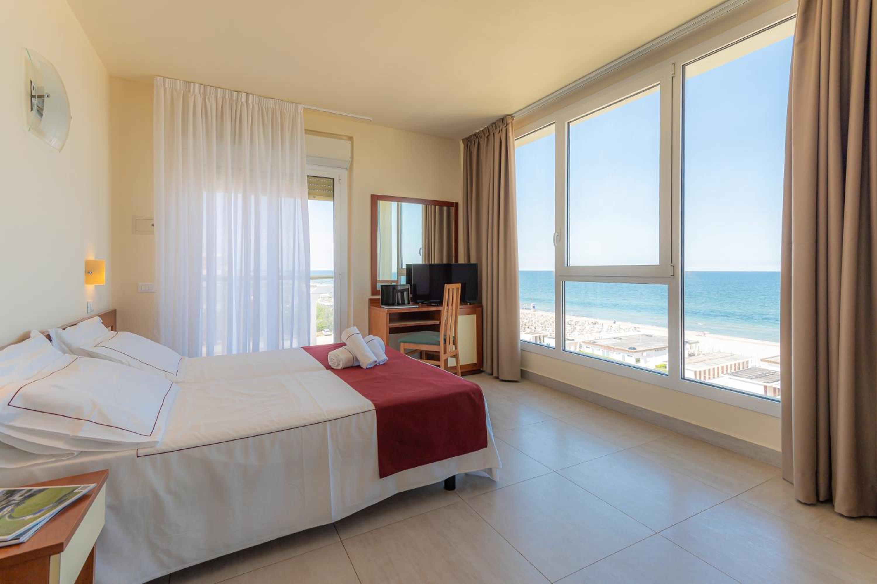 Double or Twin Room with Sea View - Photo 10