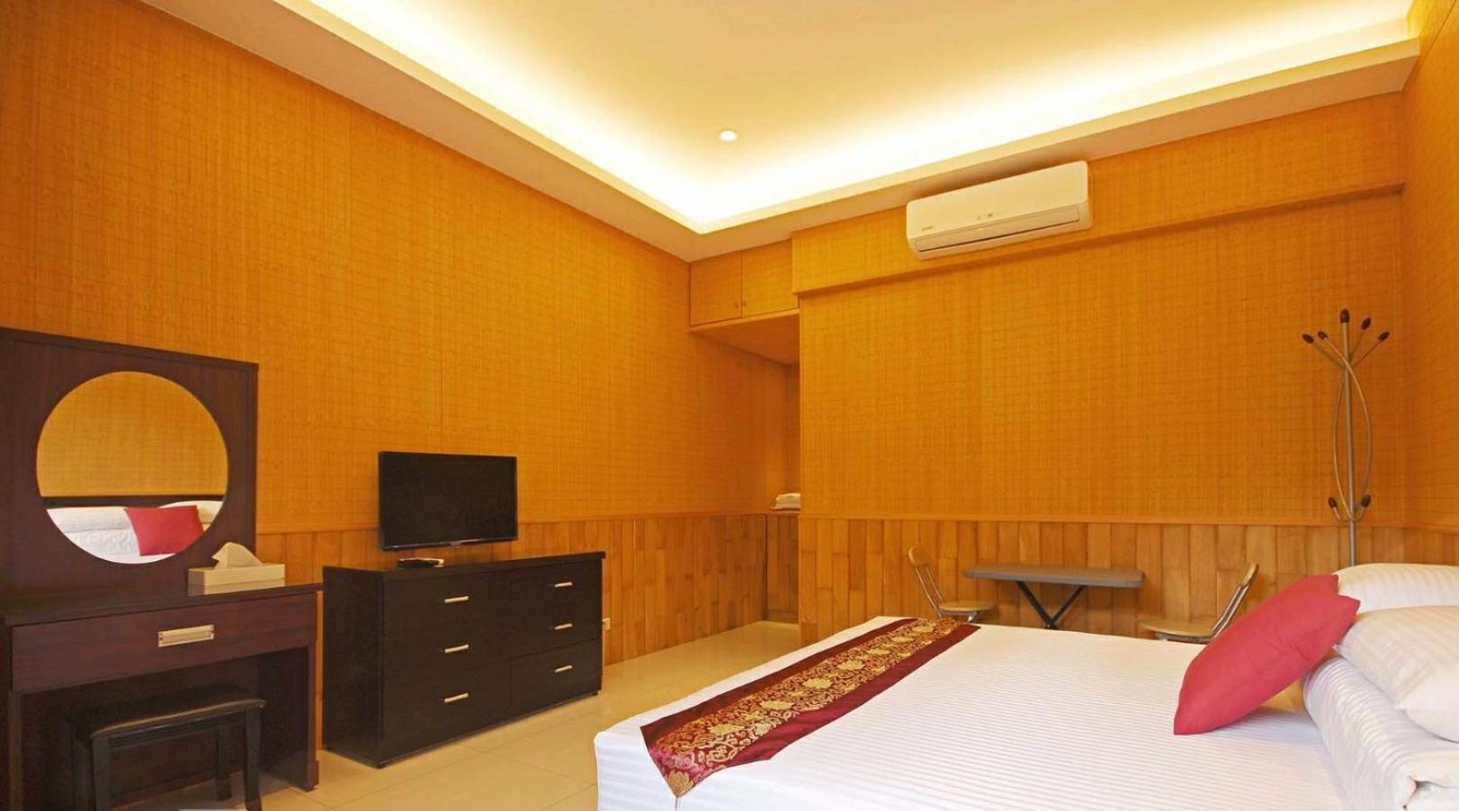 Queen Room photo 2