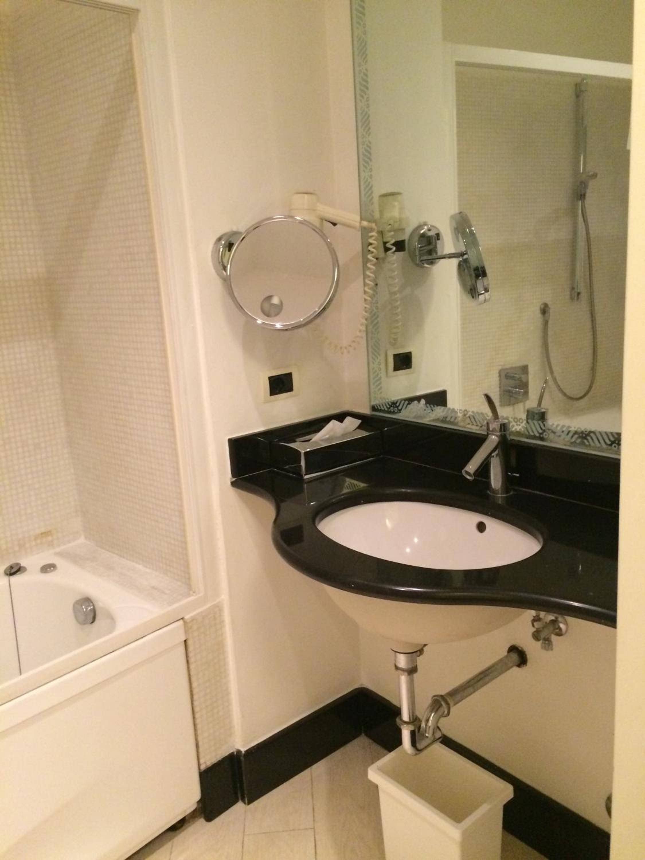 Economy Triple Room photo 2