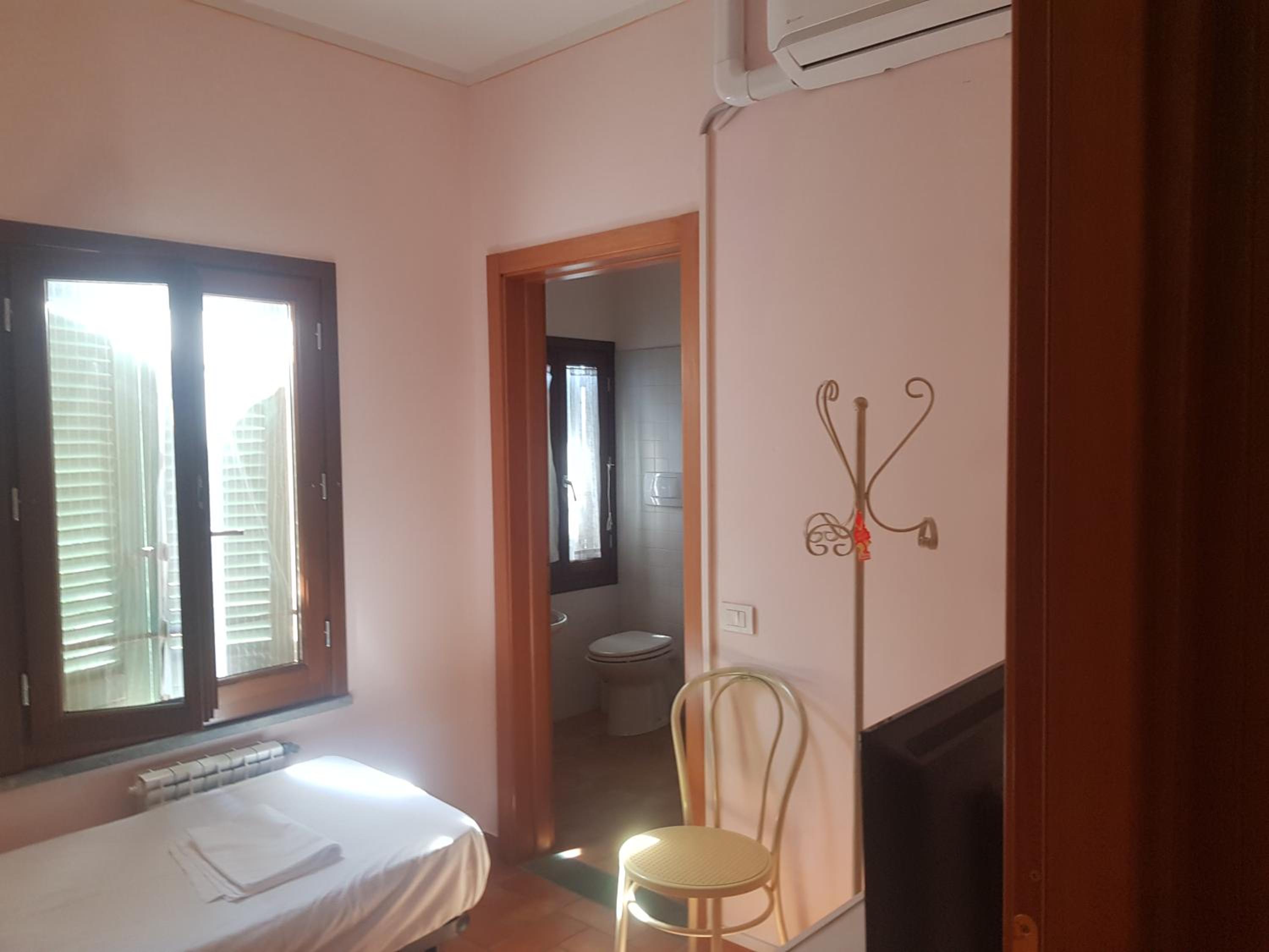 Single Room with Private Bathroom photo 2