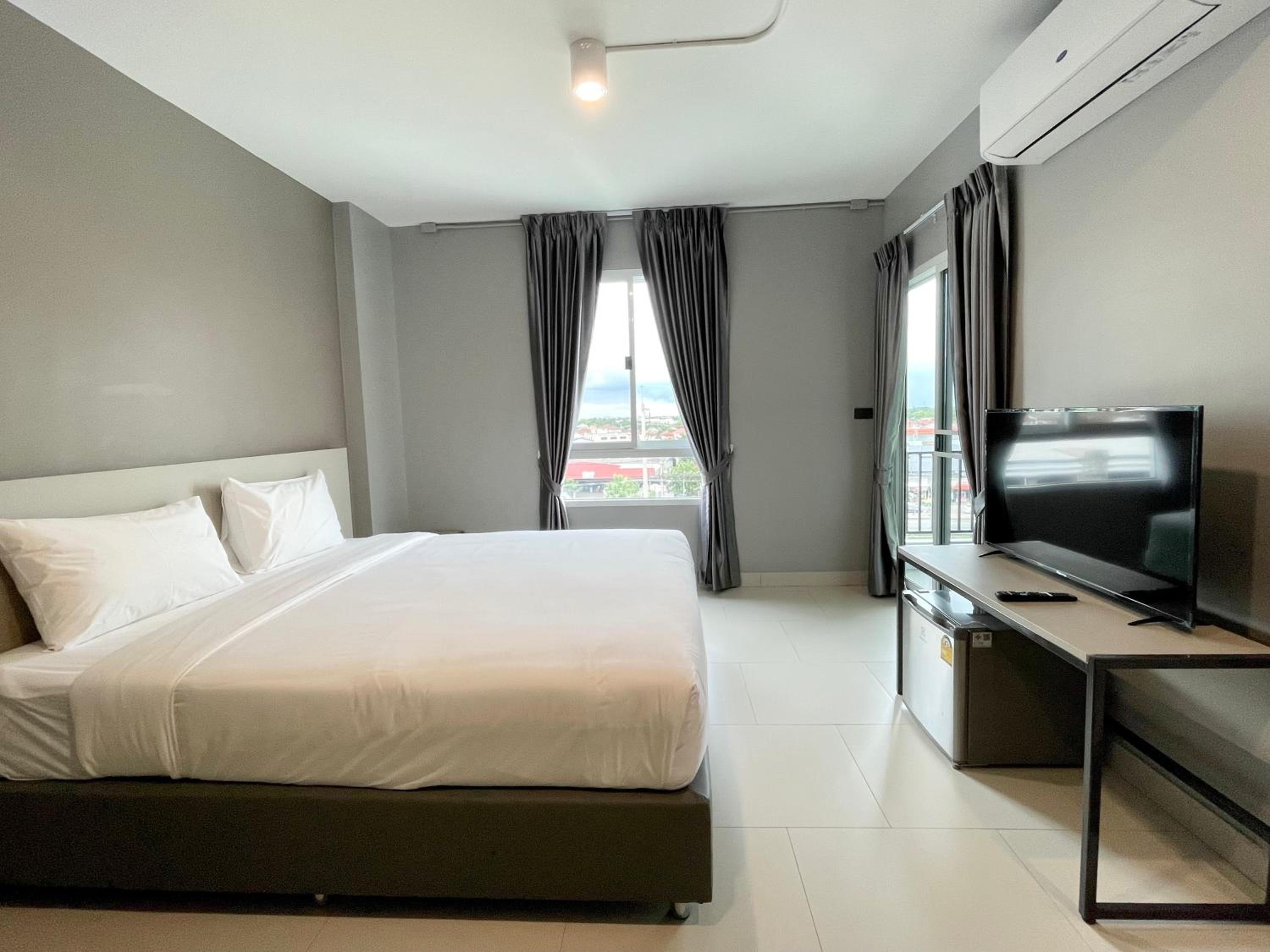 Deluxe King Room - Photo 11