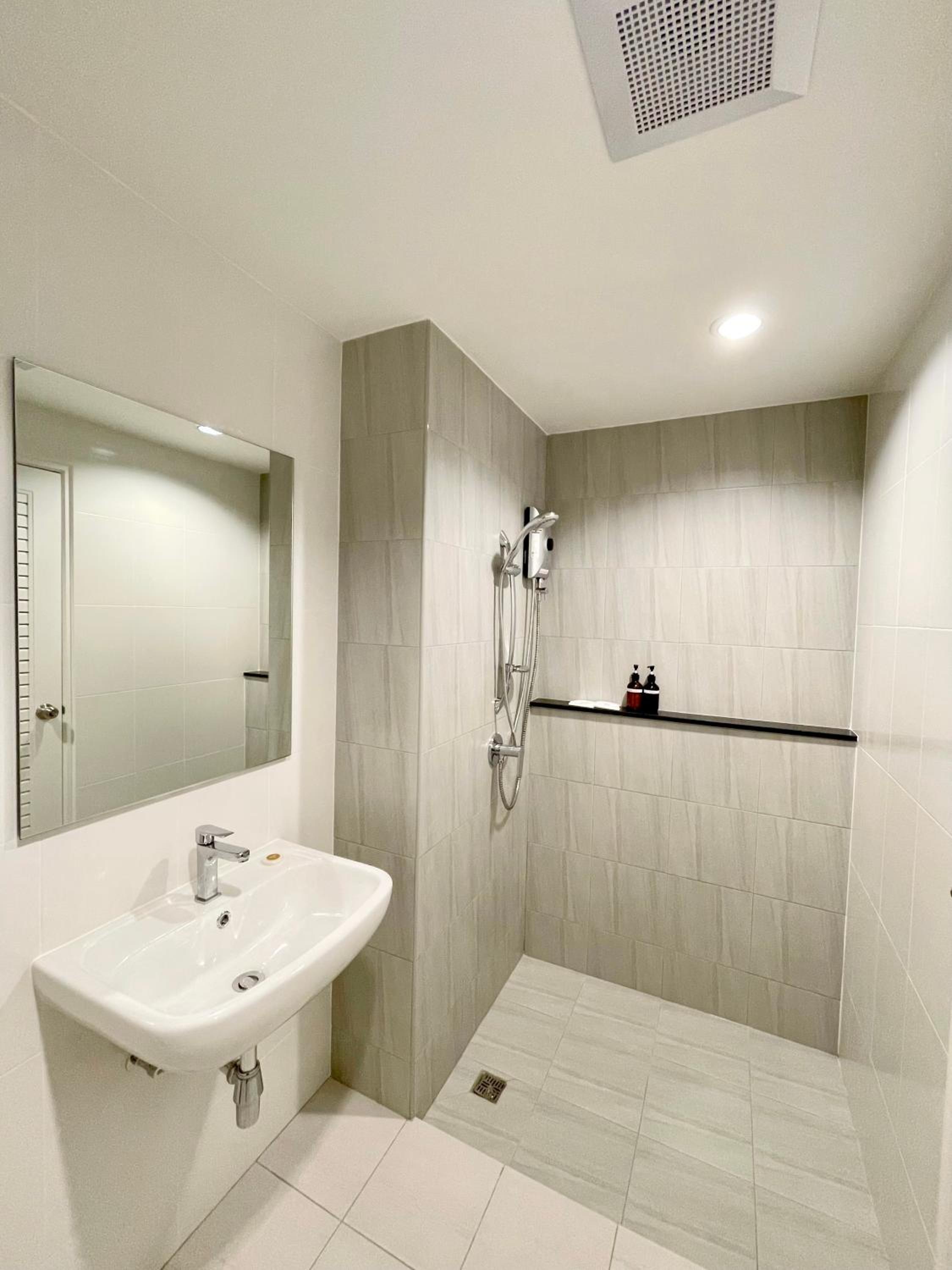 Deluxe King Room - Photo 8