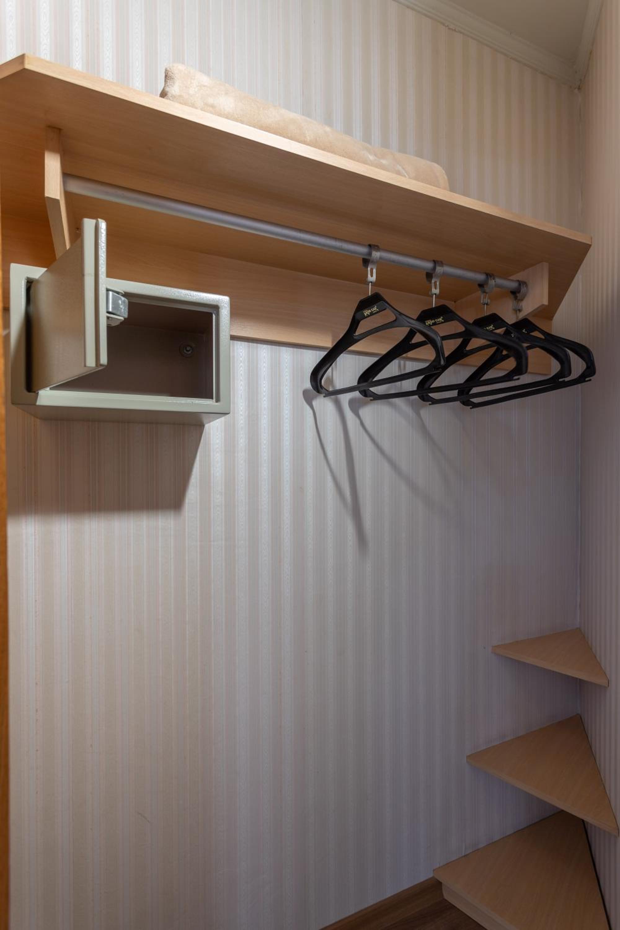Superior King Suite - Photo 4