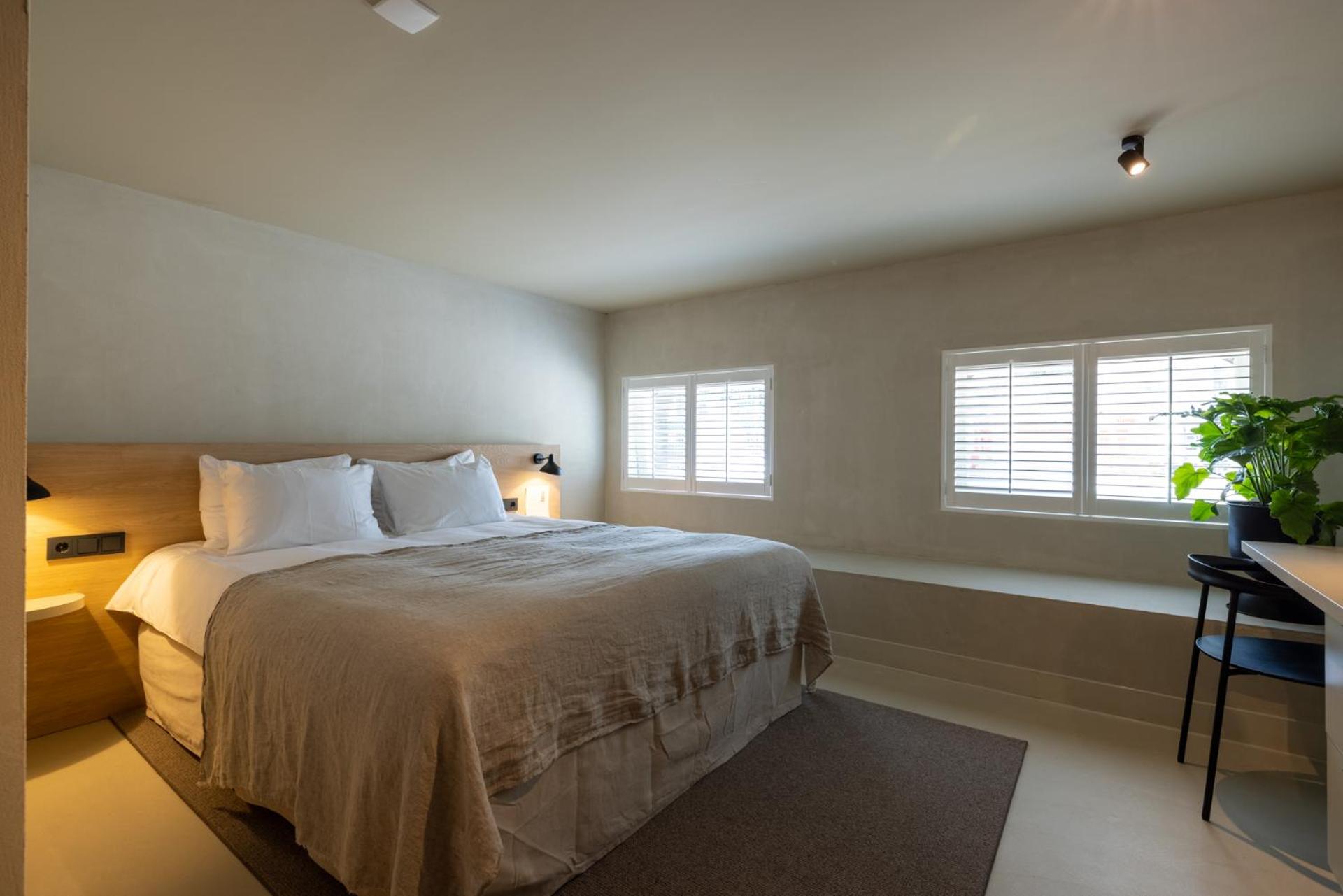 Avenue Basement Room