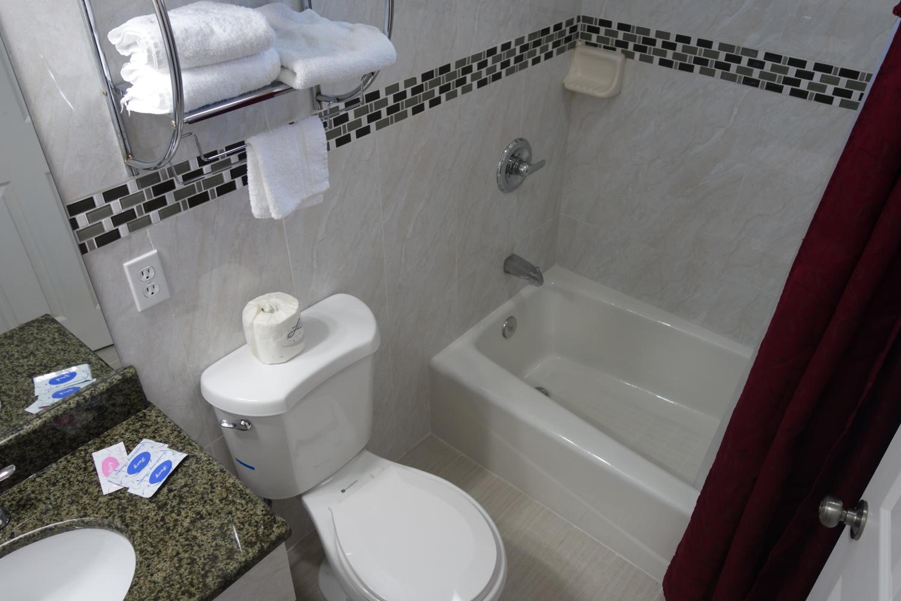 Deluxe Queen Room with Two Queen Beds - Photo 7
