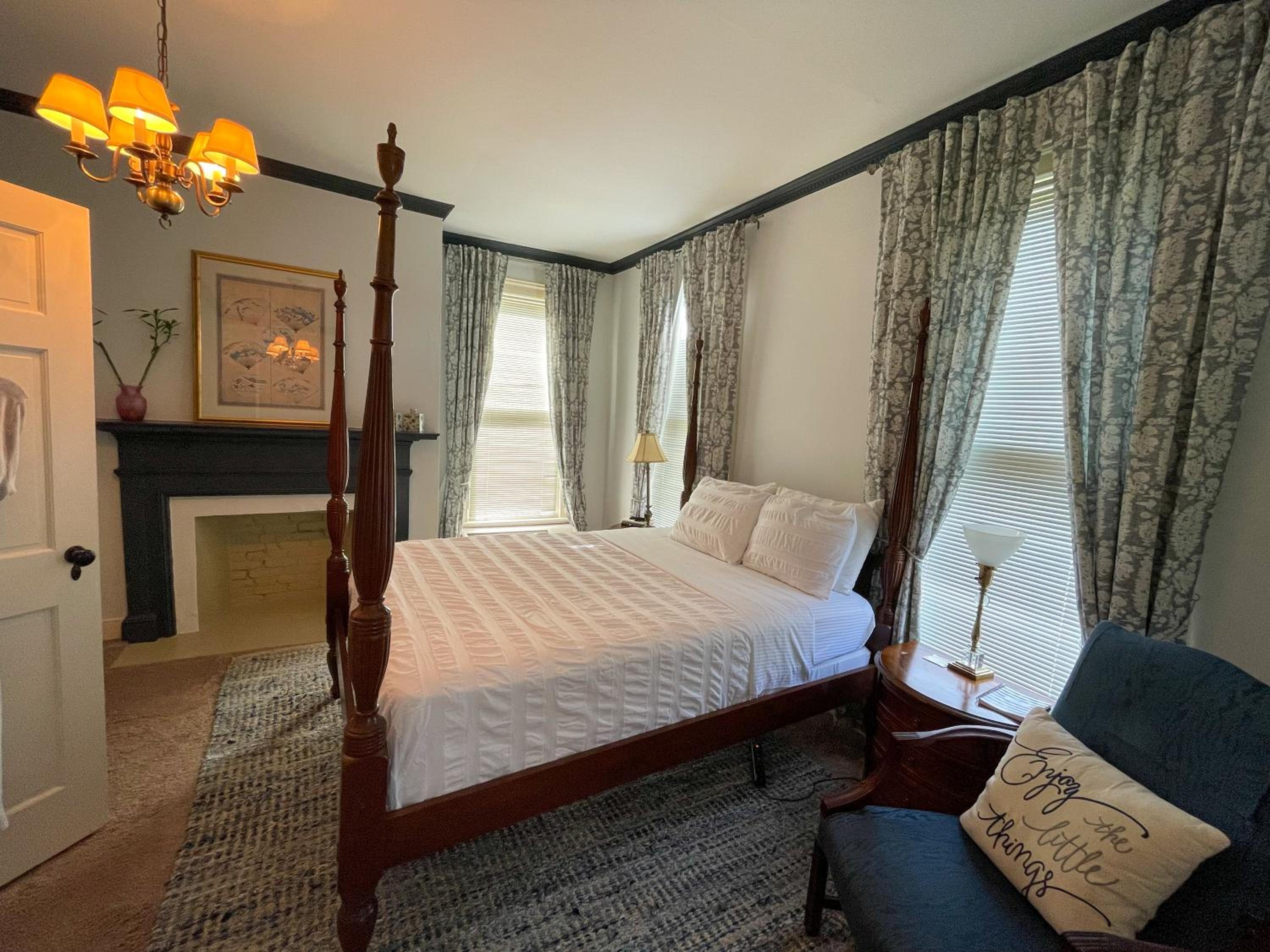 Queen Room photo 2
