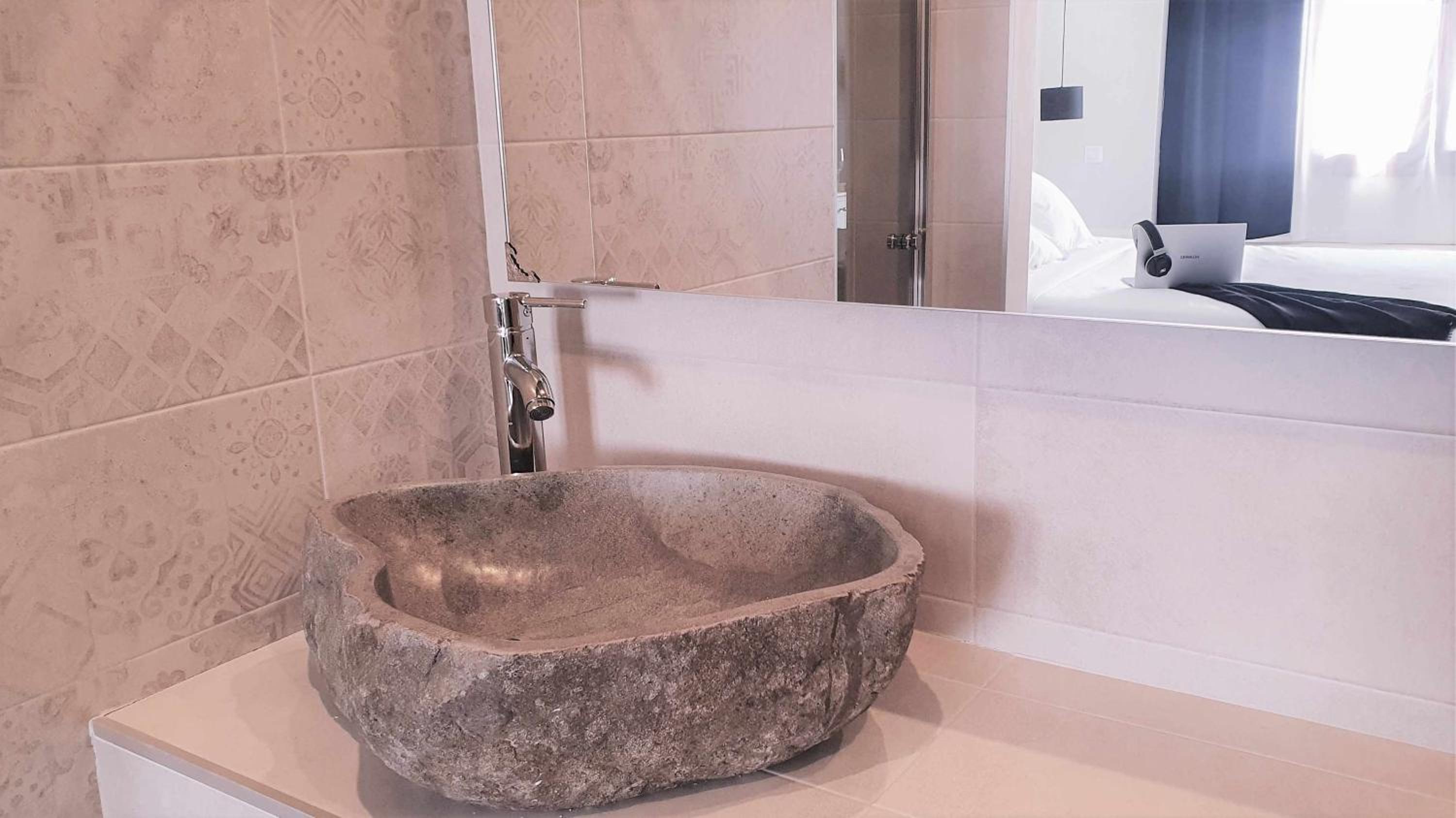 Deluxe Double Room with Bath - Photo 17