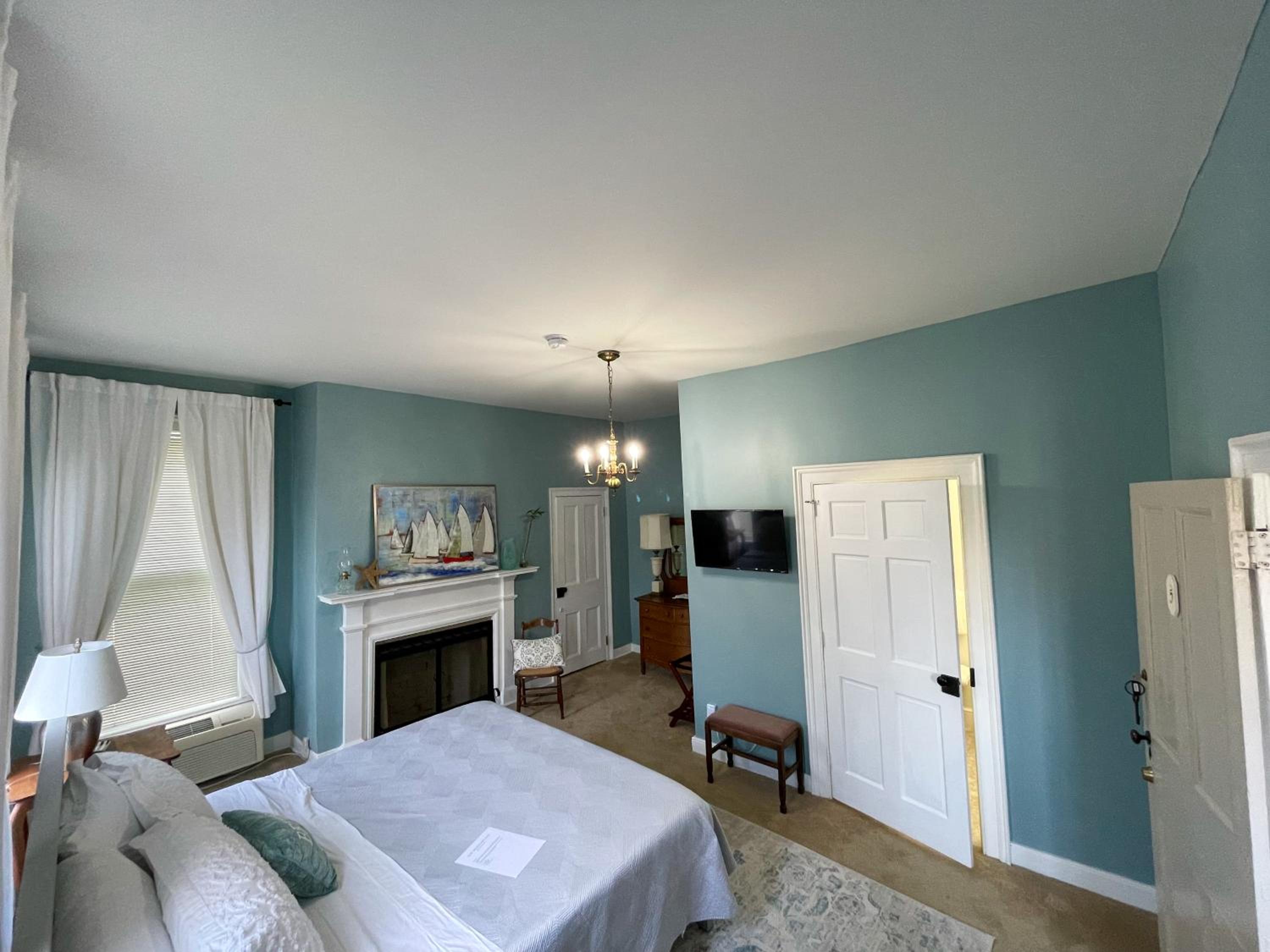 Standard King Room photo 3